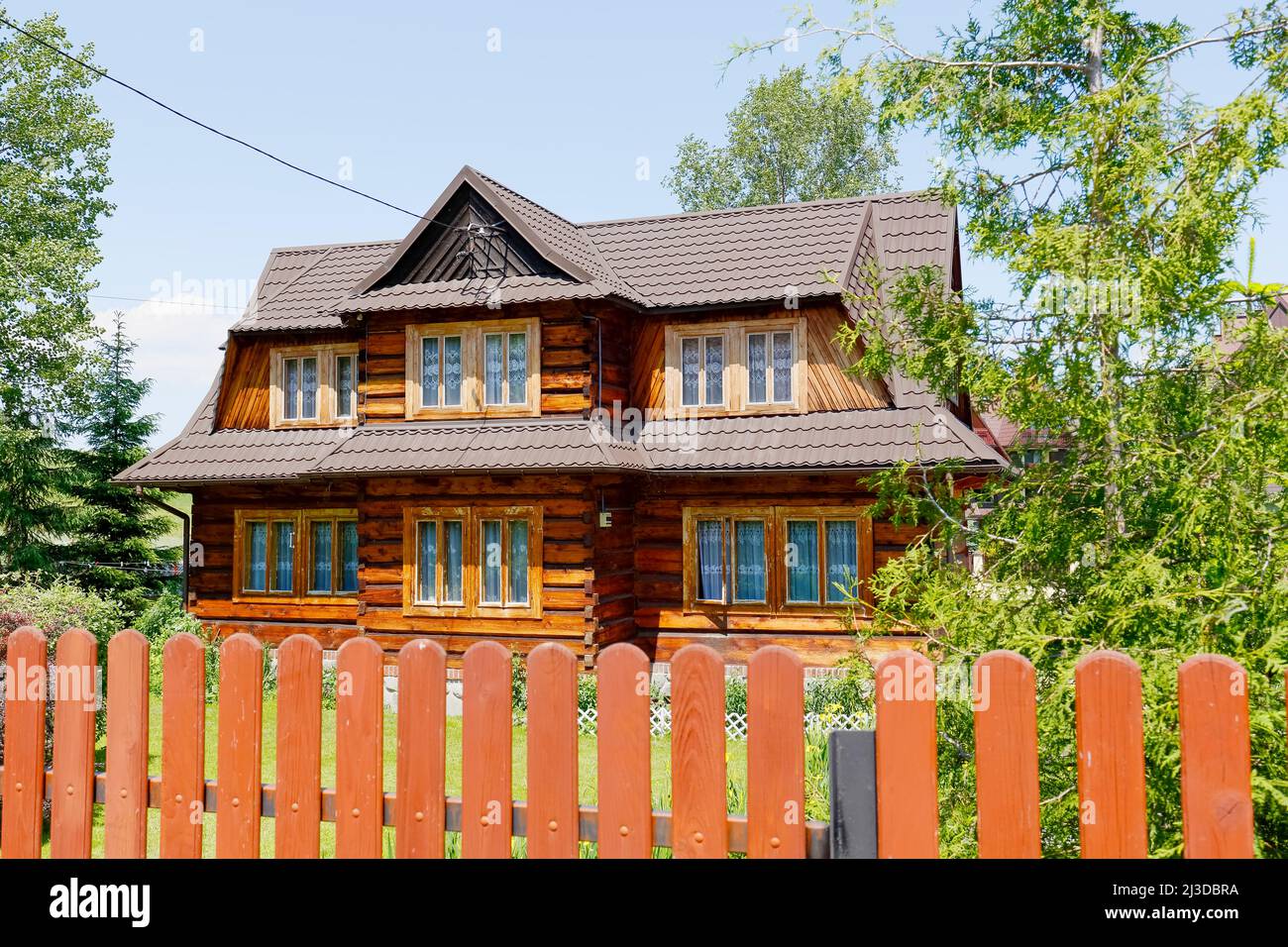 Zakopane, Pologne - 13 juin 2015 : la maison résidentielle en bois a été construite dans le deuxième quart du 20th siècle. Ce bâtiment est vu Banque D'Images