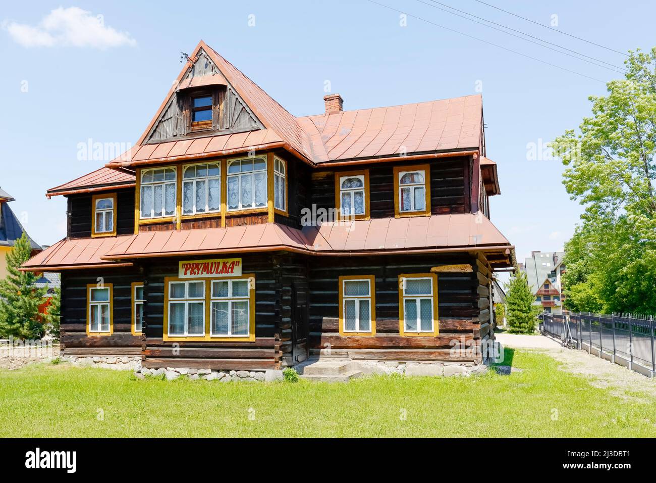 Zakopane, Pologne - 13 juin 2015 : Villa en bois nommée Prymulka, construite probablement dans le premier quart du XXe siècle. Banque D'Images