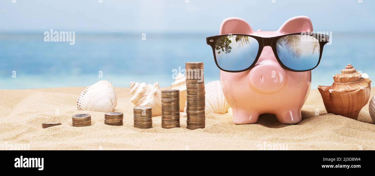 Piggy Bank Rose À Proximité Des Piles De Pièces En Pleine Croissance Banque D'Images