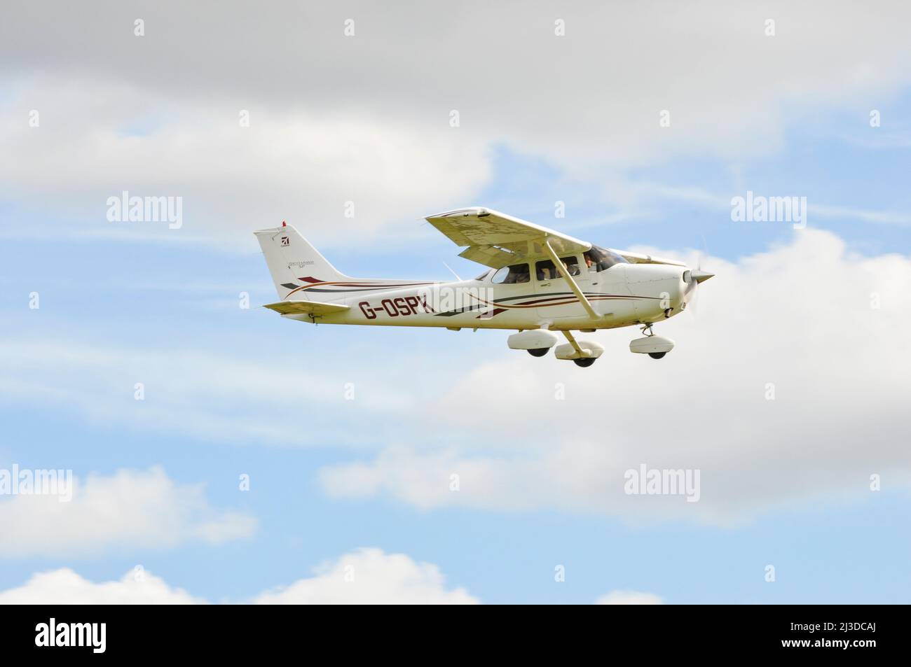 Cessna 172 Skyhawk plane G-OSPK au-dessus de l'aérodrome d'Elmsett, Suffolk, Royaume-Uni. Vol privé Banque D'Images Cessna 172 Skyhawk plane G-OSPK au-dessus de l'aérodrome d'Elmsett, Suffolk, Royaume-Uni. Vol privé Banque D'Images