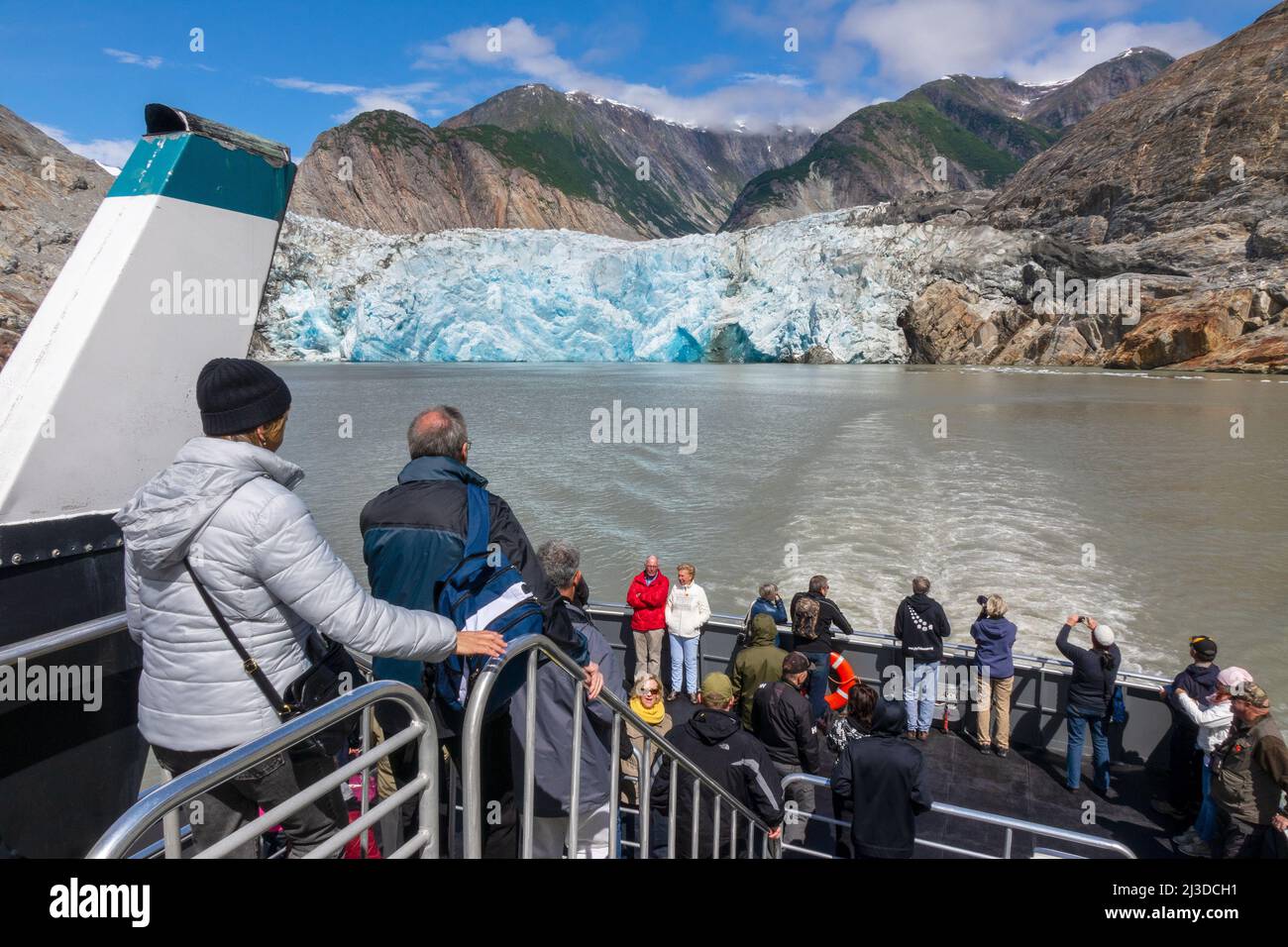 Touristes sur Un bateau touristique au glacier North Sawyer à Tracy Arm Fjord Alaska Banque D'Images