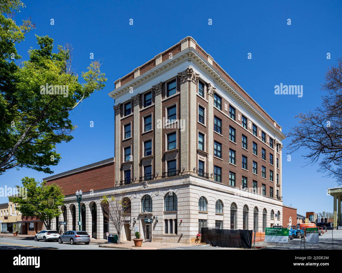 CONCORD, NC, USA-3 AVRIL 2022: Le bâtiment de la banque d'épargne Cabarrus. Ensoleillé, le jour du printemps, ciel bleu. Banque D'Images