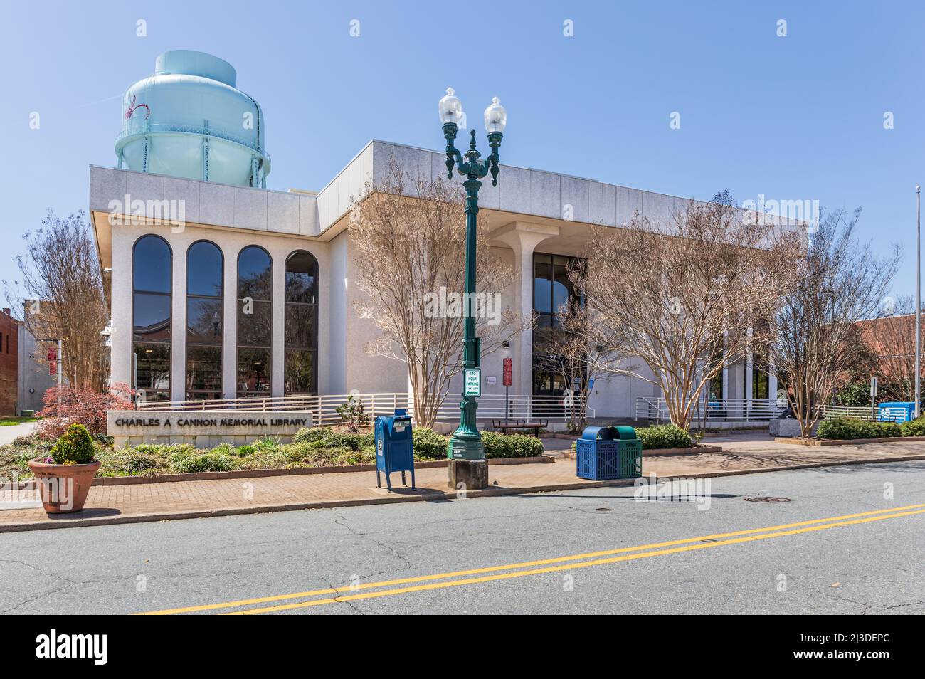 CONCORD, NC, USA-3 AVRIL 2022 : la bibliothèque Charles A. Cannon Memorial Library au centre-ville. Banque D'Images