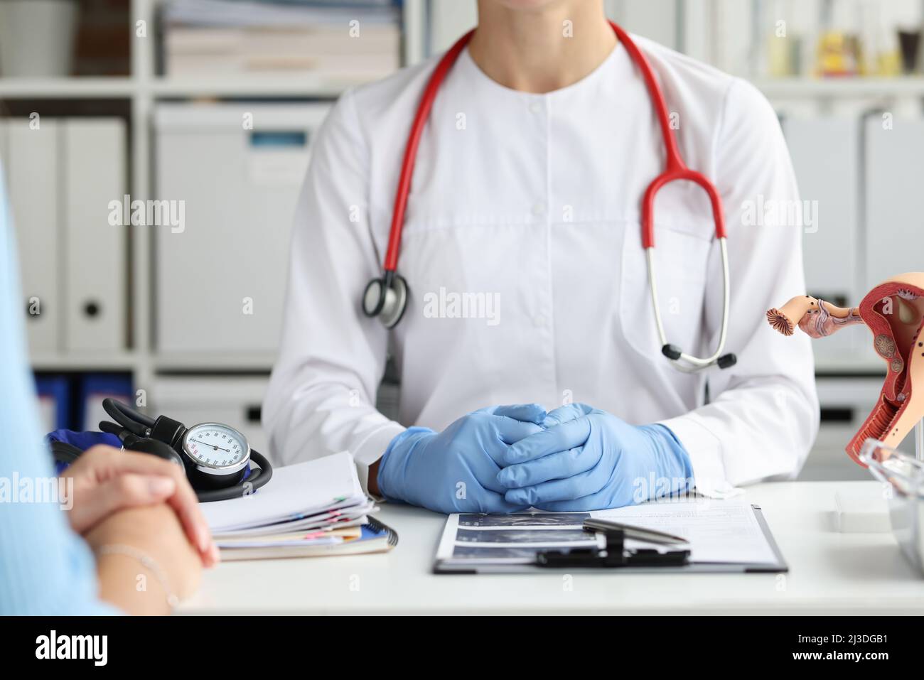 Le médecin gynécologue conduit la consultation médicale du patient en