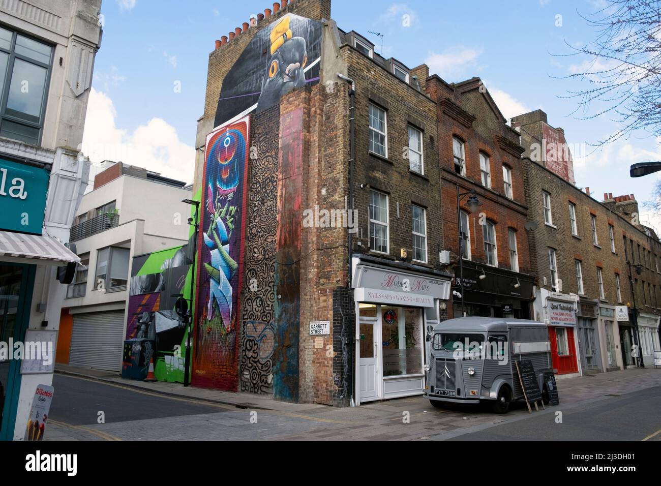 Peintures murales sur le mur de Garrett Street et Citroën van garés sur Whitecross Street vue des appartements de rangée au-dessus des boutiques Victorian Terrace Londres EC1 KATHY DEWITT Banque D'Images