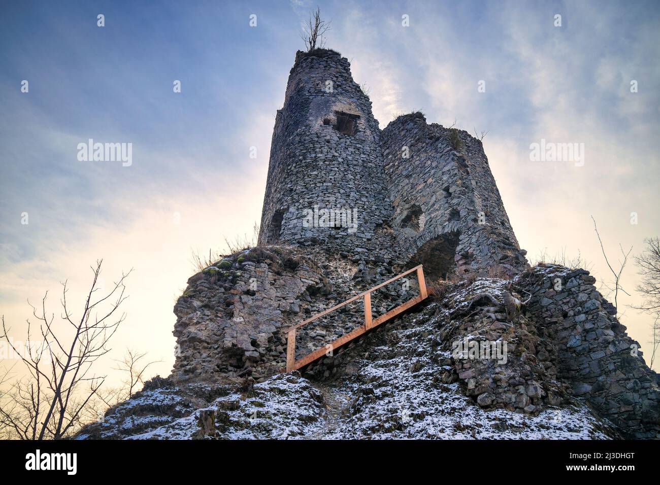 Château médiéval de Starhrad au nord de la Slovaquie, en Europe. Banque D'Images