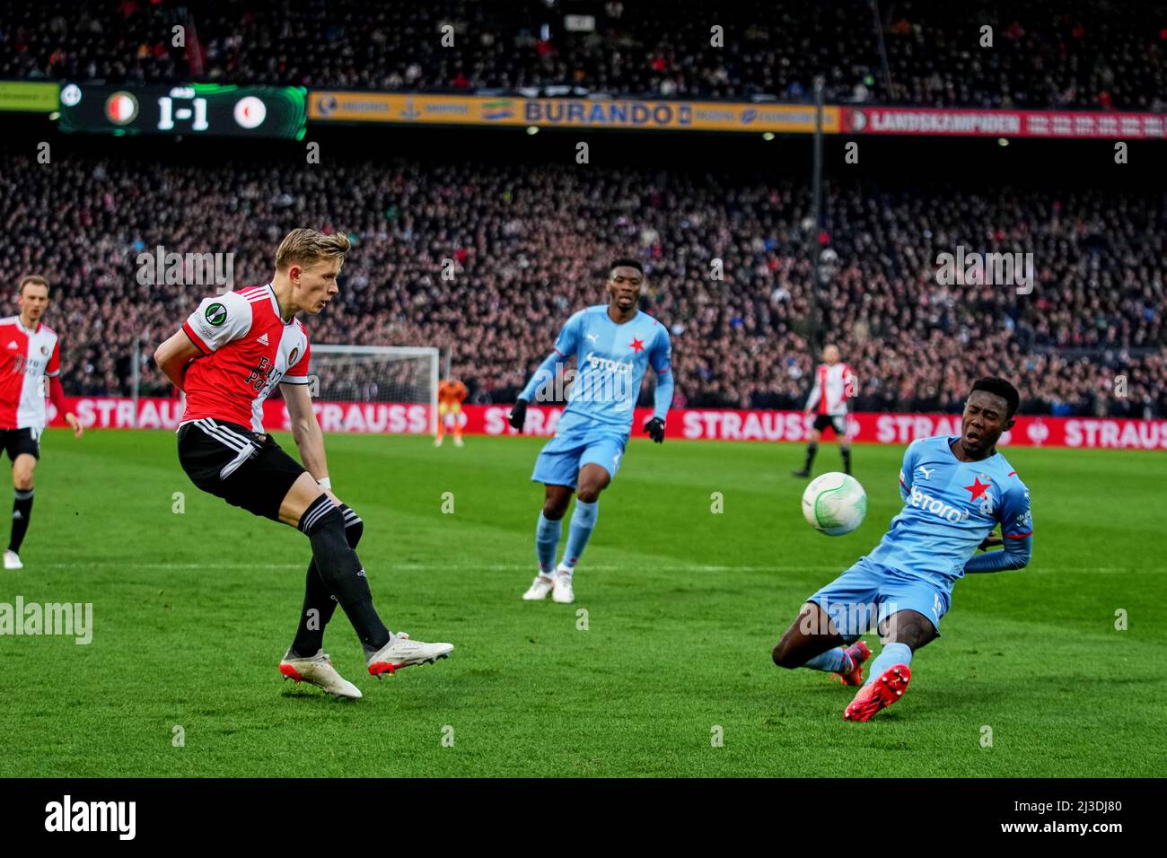 Rotterdam - Marcus Holmgren Pedersen de Feyenoord, Murphy Dorley de SK Slavia Prague pendant le match entre Feyenoord et SK Slavia Prague au Stadion Feijenoord de Kuip le 7 avril 2022 à Rotterdam, aux pays-Bas. (Box to Box Pictures/Tom Bode) Banque D'Images