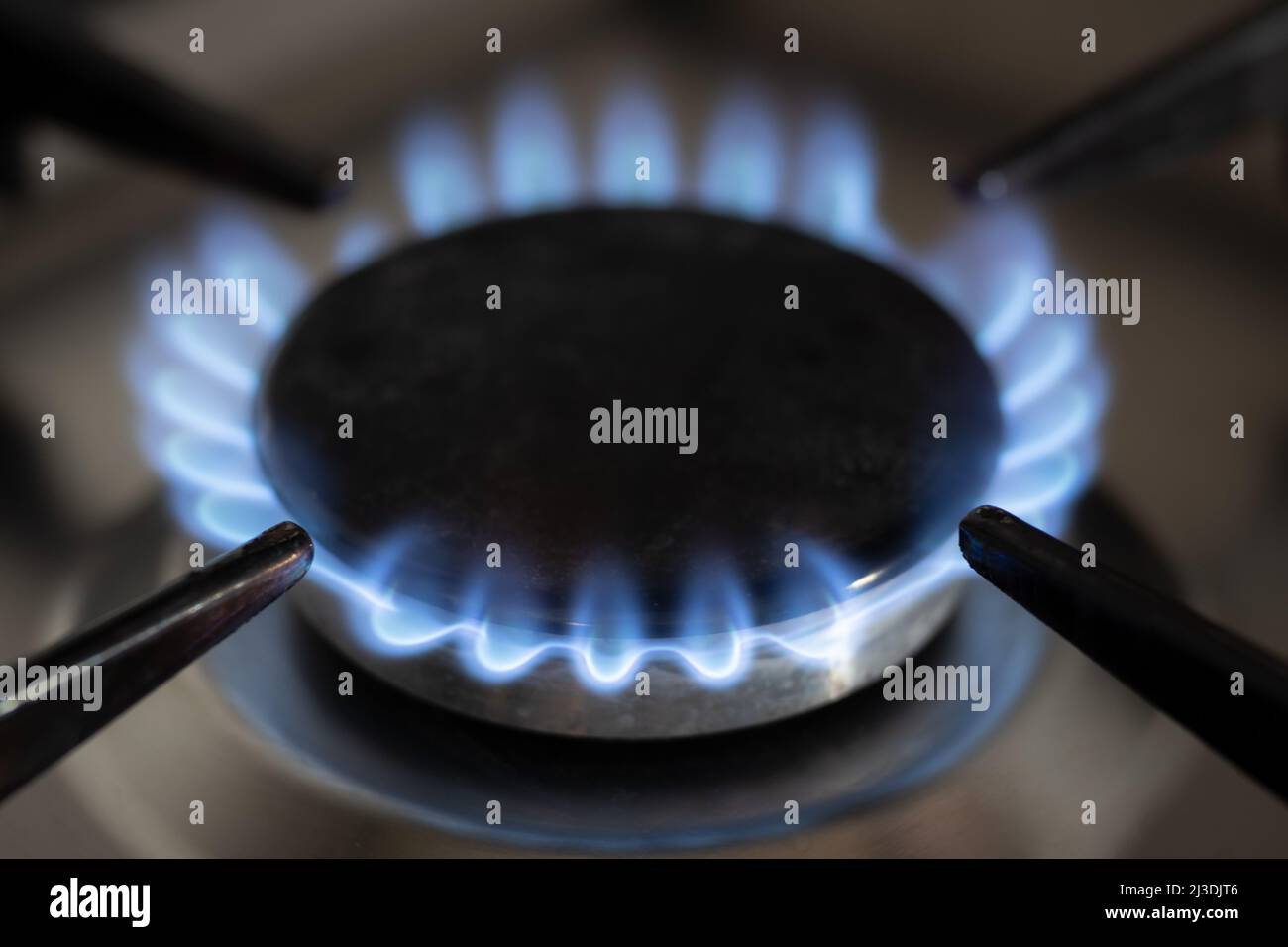 Flamme bleue du poêle à gaz dans une vue rapprochée. Banque D'Images