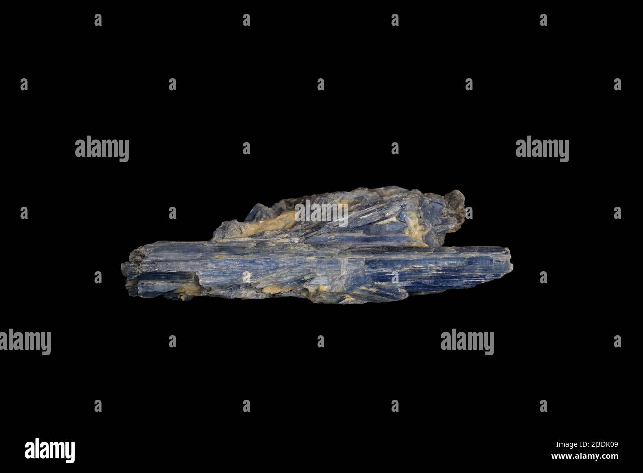 Kyanite, pierre minérale bleue sur fond noir. Banque D'Images