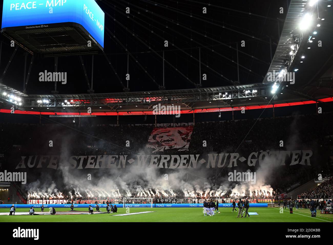 07 avril 2022, Hessen, Francfort/M.: Football: Europa League, Eintracht Frankfurt - FC Barcelone, quarts de finale, première étape au Deutsche Bank Park. Les fans de Francfort affichent une bannière avec la ressemblance de l'ancien joueur Jürgen Grabowski et une bannière avec l'inscription 'Résurrection will only dieux'. Photo: Arne Dedert/dpa Banque D'Images