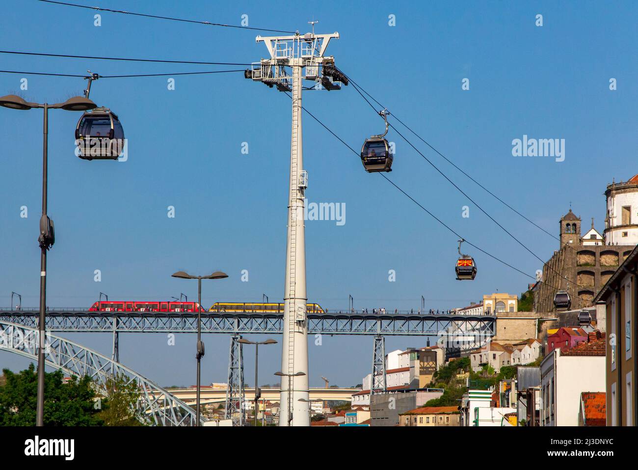 Métro do Porto tramway traversant le pont Luiz 1 pont au-dessus du fleuve Douro. Au premier plan se trouvent les téléphériques du Teleferico de Gaia Porto Portugal. Banque D'Images