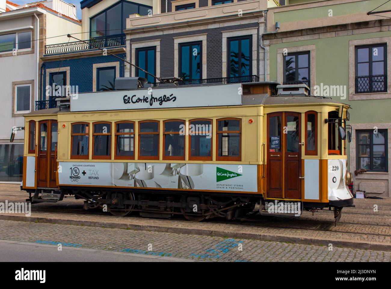 Porto tram 220 à Passeio Alegre à Foz à l'embouchure du Douro à Porto Portugal. Banque D'Images