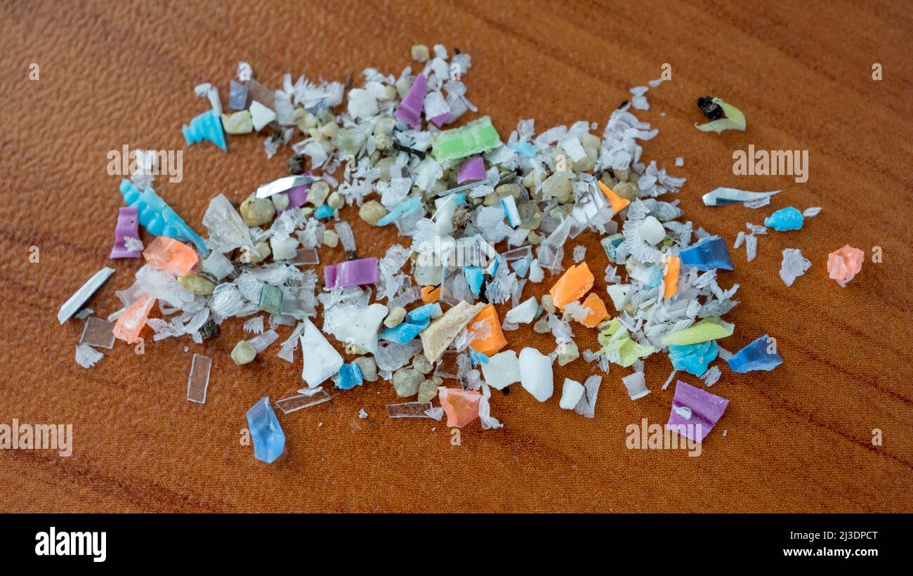 Plan Marco d'une pile de microplastiques. Concept de pollution de l'eau et de réchauffement de la planète. L'idée du changement climatique. Banque D'Images