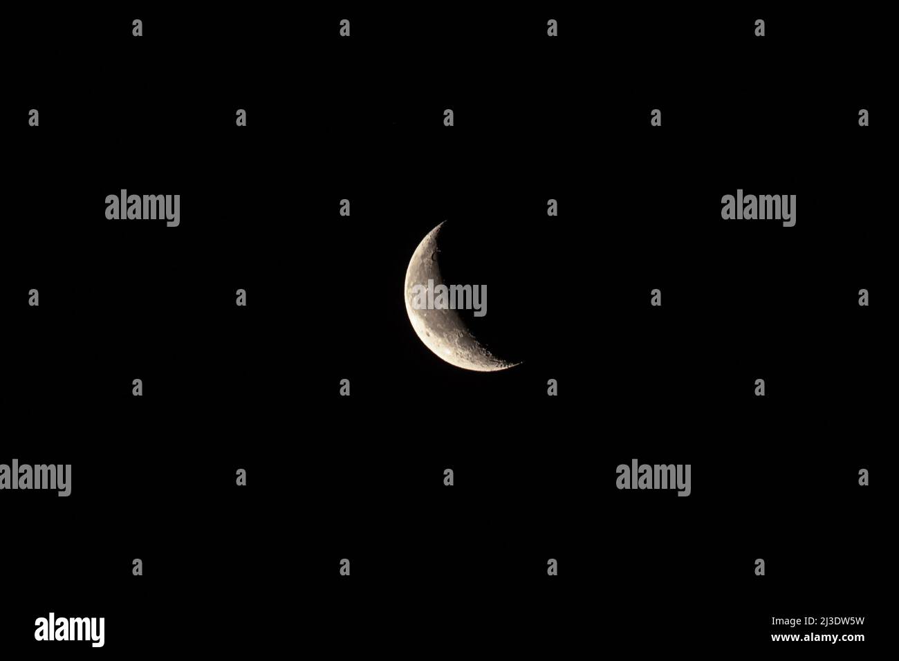 Lune sur fond noir. Lune en déclin dans le ciel en gros plan. Satellite de terre. Astronomie et recherche scientifique. Banque D'Images