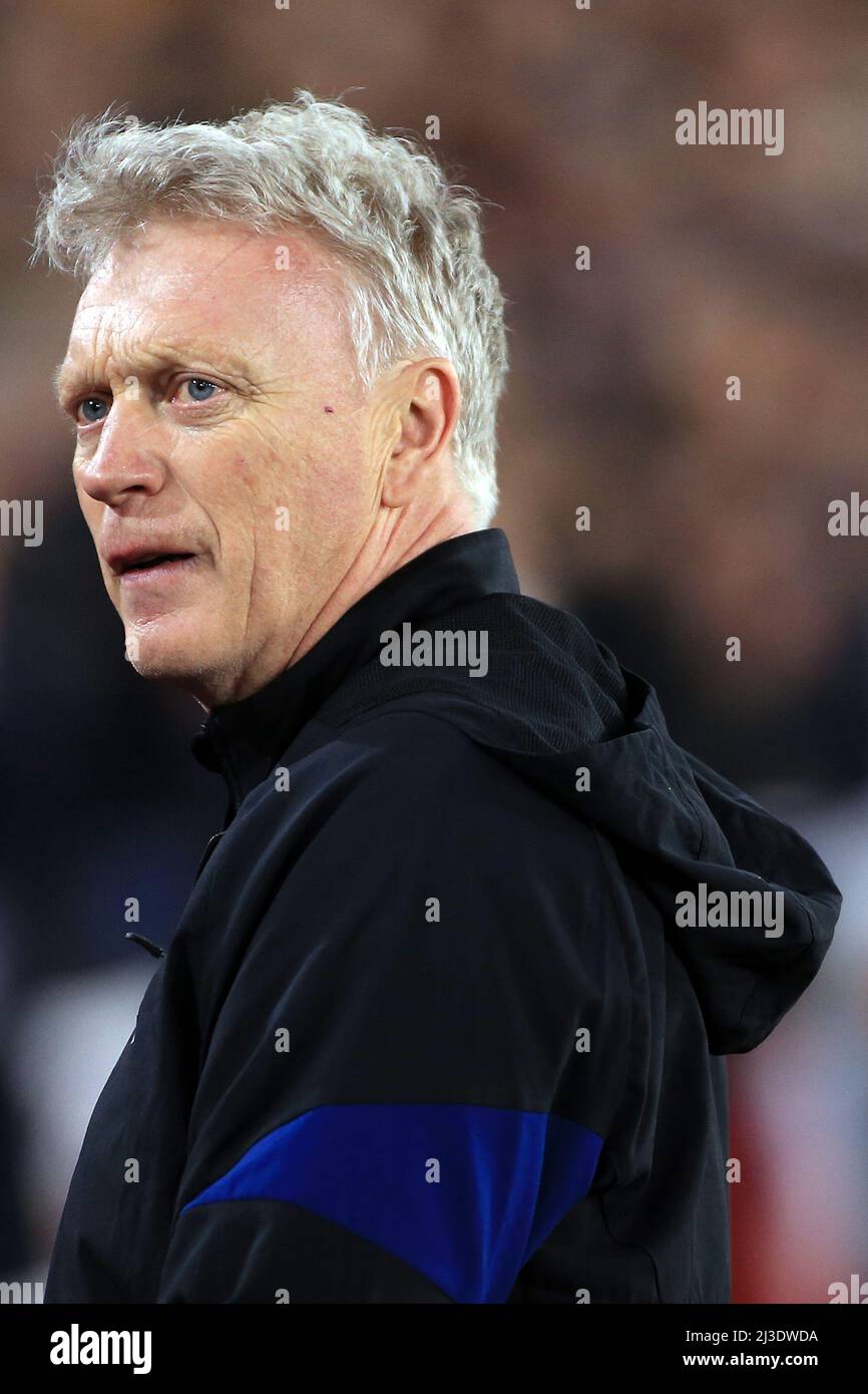 Londres, Royaume-Uni. 07th avril 2022. David Moyes, directeur de West Ham United, regarde. Match de l'UEFA Europa League, quart de finale 1st LEG, West Ham Utd / Lyon au stade de Londres, Parc olympique Queen Elizabeth à Londres, le jeudi 7th avril 2022. Cette image ne peut être utilisée qu'à des fins éditoriales. Utilisation éditoriale uniquement, licence requise pour une utilisation commerciale. Aucune utilisation dans les Paris, les jeux ou les publications d'un seul club/ligue/joueur. photo par Steffan Bowen/Andrew Orchard sports photographie/Alay Live news crédit: Andrew Orchard sports photographie/Alay Live News Banque D'Images