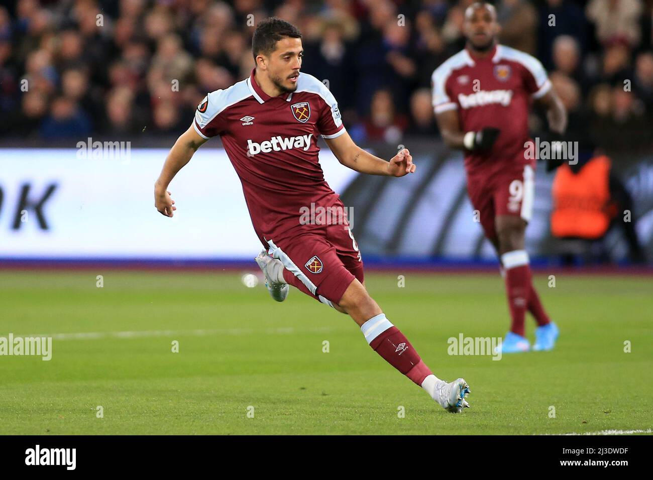 Londres, Royaume-Uni. 07th avril 2022. Pablo Fornals de West Ham s'est Uni en action pendant le jeu. Match de l'UEFA Europa League, quart de finale 1st LEG, West Ham Utd / Lyon au stade de Londres, Parc olympique Queen Elizabeth à Londres, le jeudi 7th avril 2022. Cette image ne peut être utilisée qu'à des fins éditoriales. Utilisation éditoriale uniquement, licence requise pour une utilisation commerciale. Aucune utilisation dans les Paris, les jeux ou les publications d'un seul club/ligue/joueur. photo par Steffan Bowen/Andrew Orchard sports photographie/Alay Live news crédit: Andrew Orchard sports photographie/Alay Live News Banque D'Images