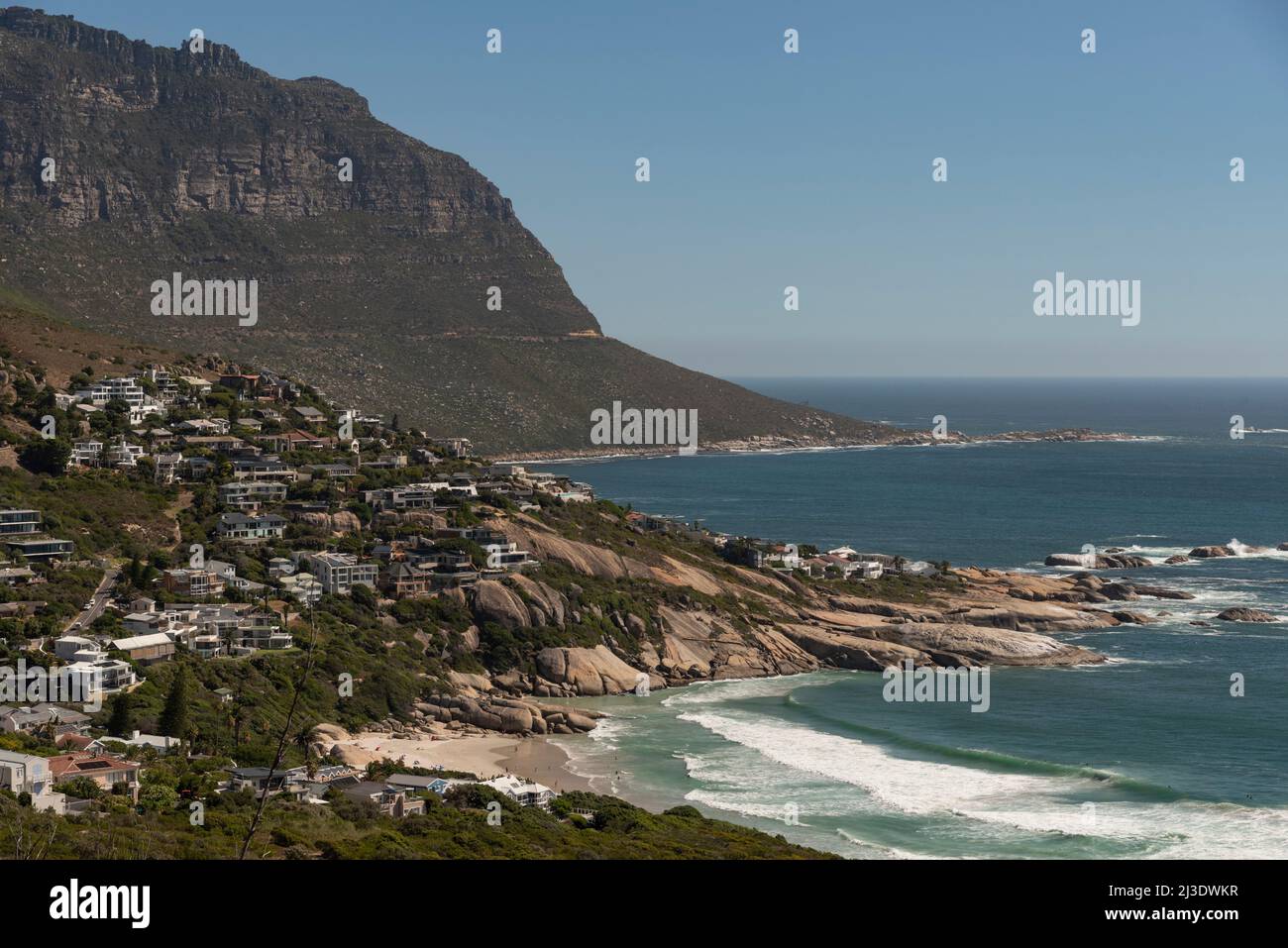 Baie de Llandudno, le Cap, Afrique du Sud. 2022. Vue aérienne de la petite ville balnéaire de Llandudno Bay et des maisons en bord de mer. Banque D'Images