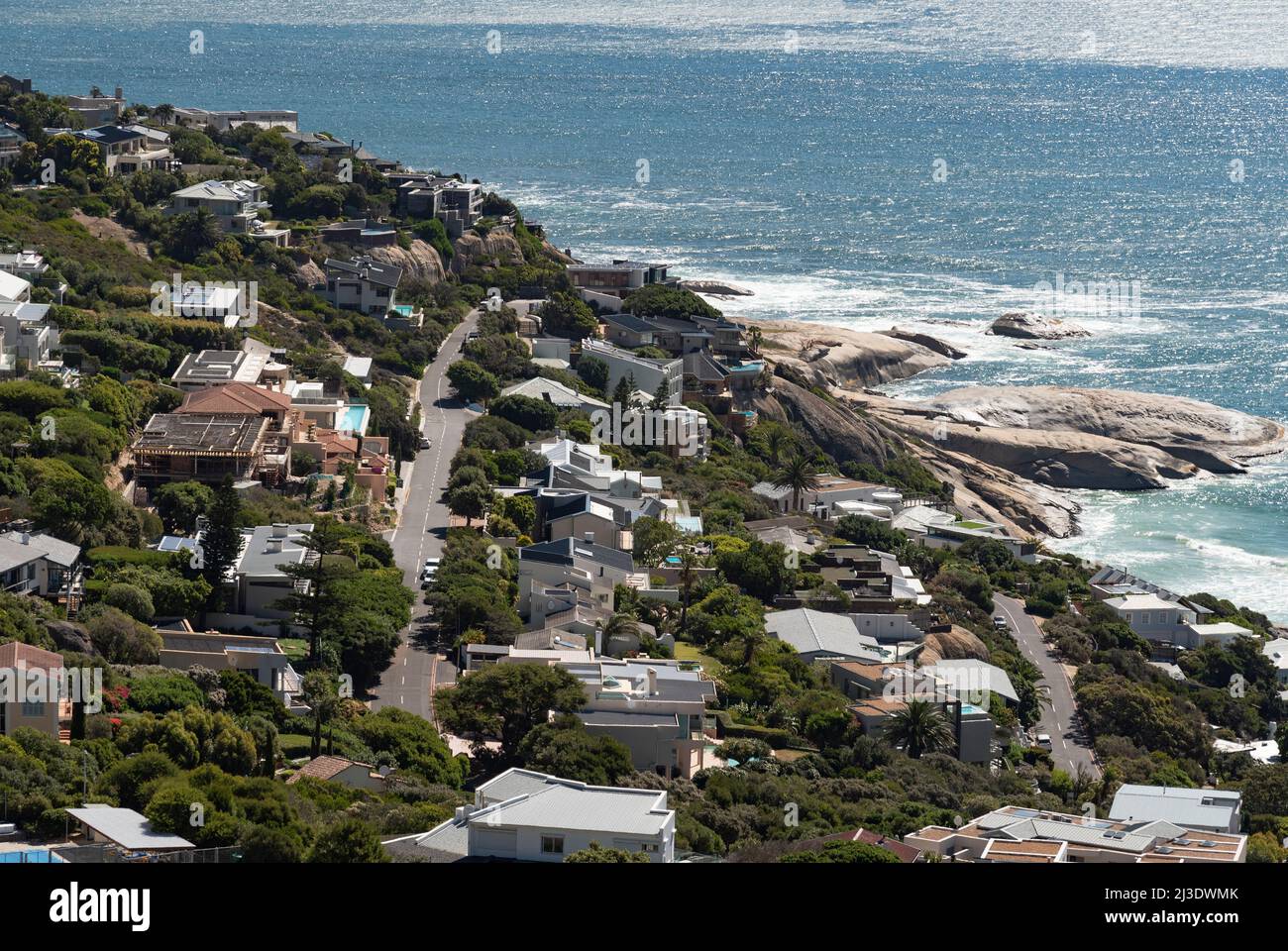 Baie de Llandudno, le Cap, Afrique du Sud. 2022. Vue aérienne de la petite ville balnéaire de Llandudno Bay et des maisons en bord de mer. Banque D'Images