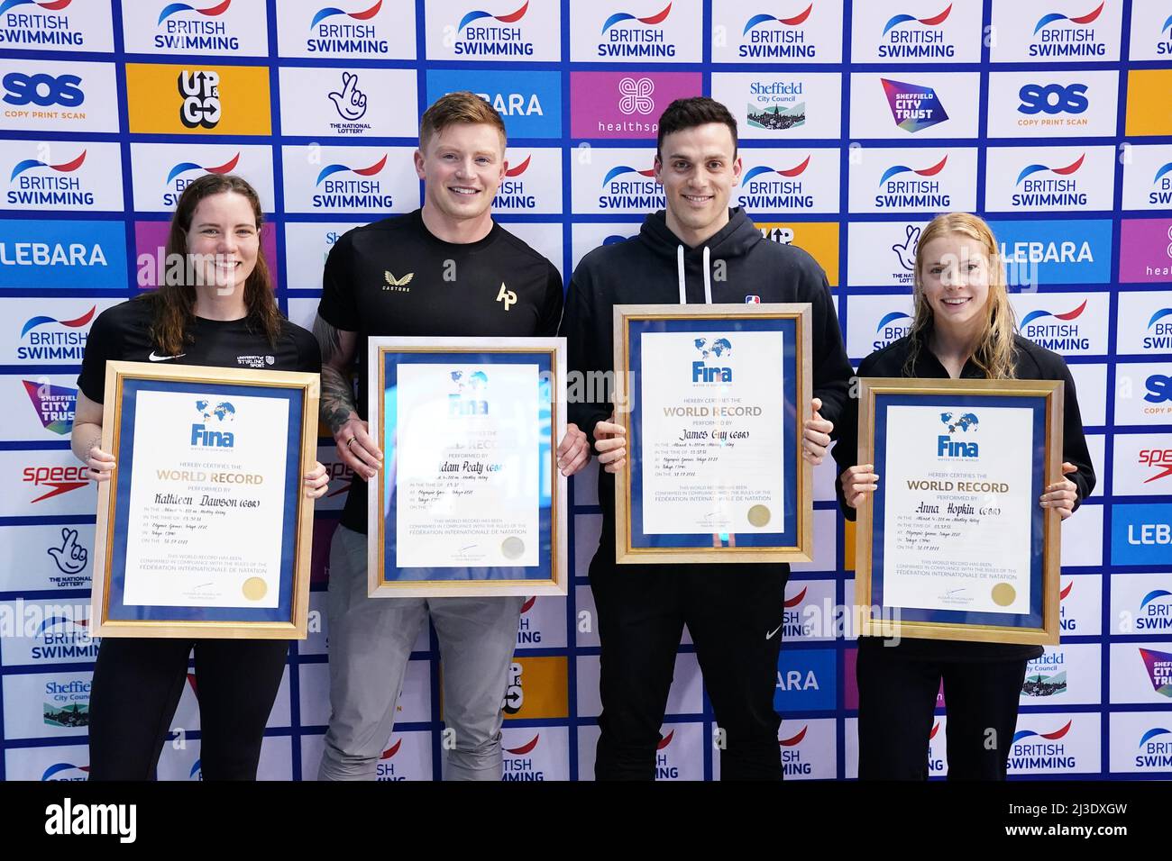 Kathleen Dawson, Adam Peaty, James Guy et Anna Hopkin, en Grande-Bretagne, se voient décerner leurs certificats officiels pour avoir inscrit un nouveau record du monde dans le relais Medley mixte 4 x 100m aux Jeux Olympiques de Tokyo au cours du troisième jour des Championnats britanniques de natation 2022 au Centre international de natation de Ponds Forge, Sheffield. Date de la photo : jeudi 7 avril 2022. Banque D'Images