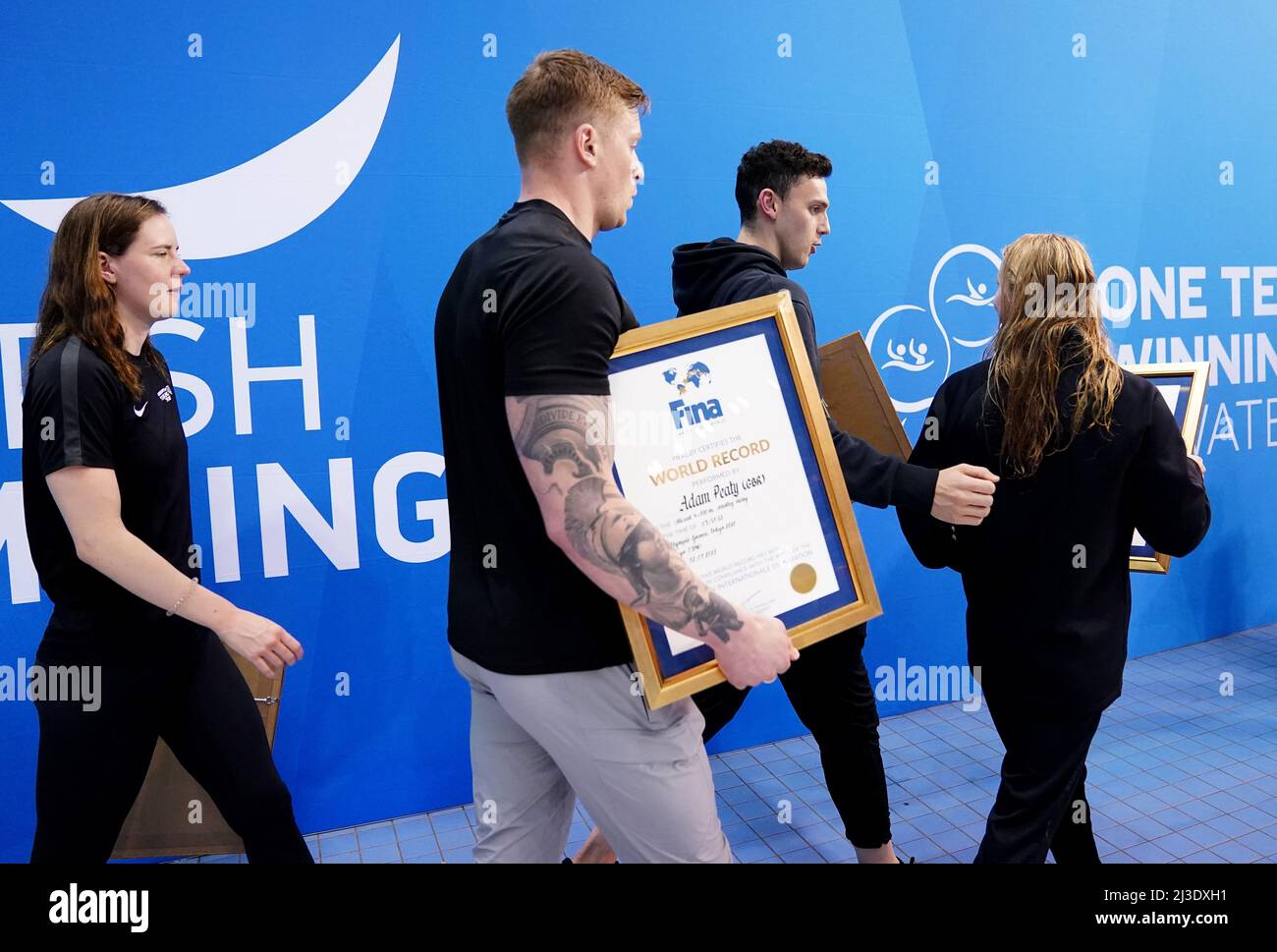 Kathleen Dawson, Adam Peaty, James Guy et Anna Hopkin, en Grande-Bretagne, se voient décerner leurs certificats officiels pour avoir inscrit un nouveau record du monde dans le relais Medley mixte 4 x 100m aux Jeux Olympiques de Tokyo au cours du troisième jour des Championnats britanniques de natation 2022 au Centre international de natation de Ponds Forge, Sheffield. Date de la photo : jeudi 7 avril 2022. Banque D'Images