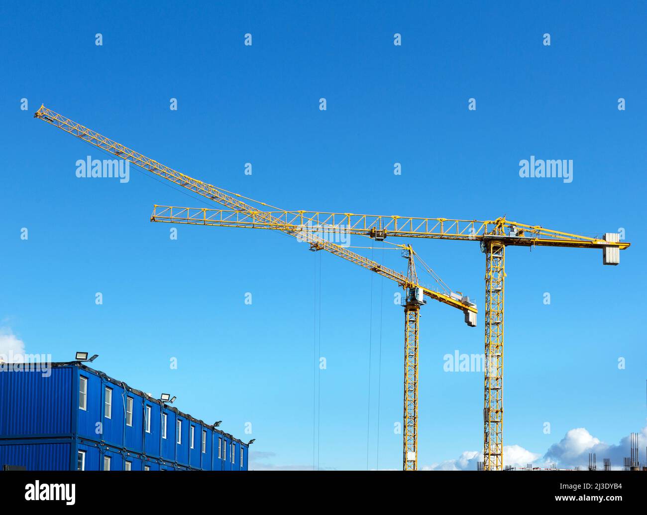 Grue de construction. Chantier. Grues de tour contre le ciel. Maison en construction. Banque D'Images
