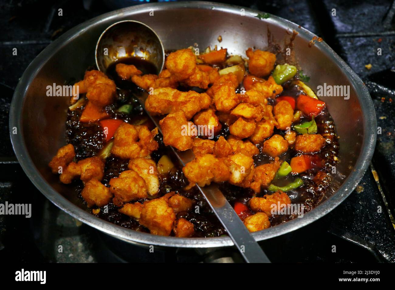 préparation de la cuisine chinoise avec poulet frits croustillant dans une poêle chaude Banque D'Images