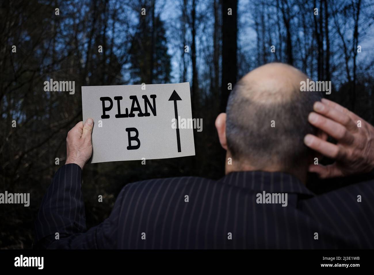 Homme d'affaires détenant un plan d'urgence b dans les difficultés difficiles en temps de crise économique Banque D'Images