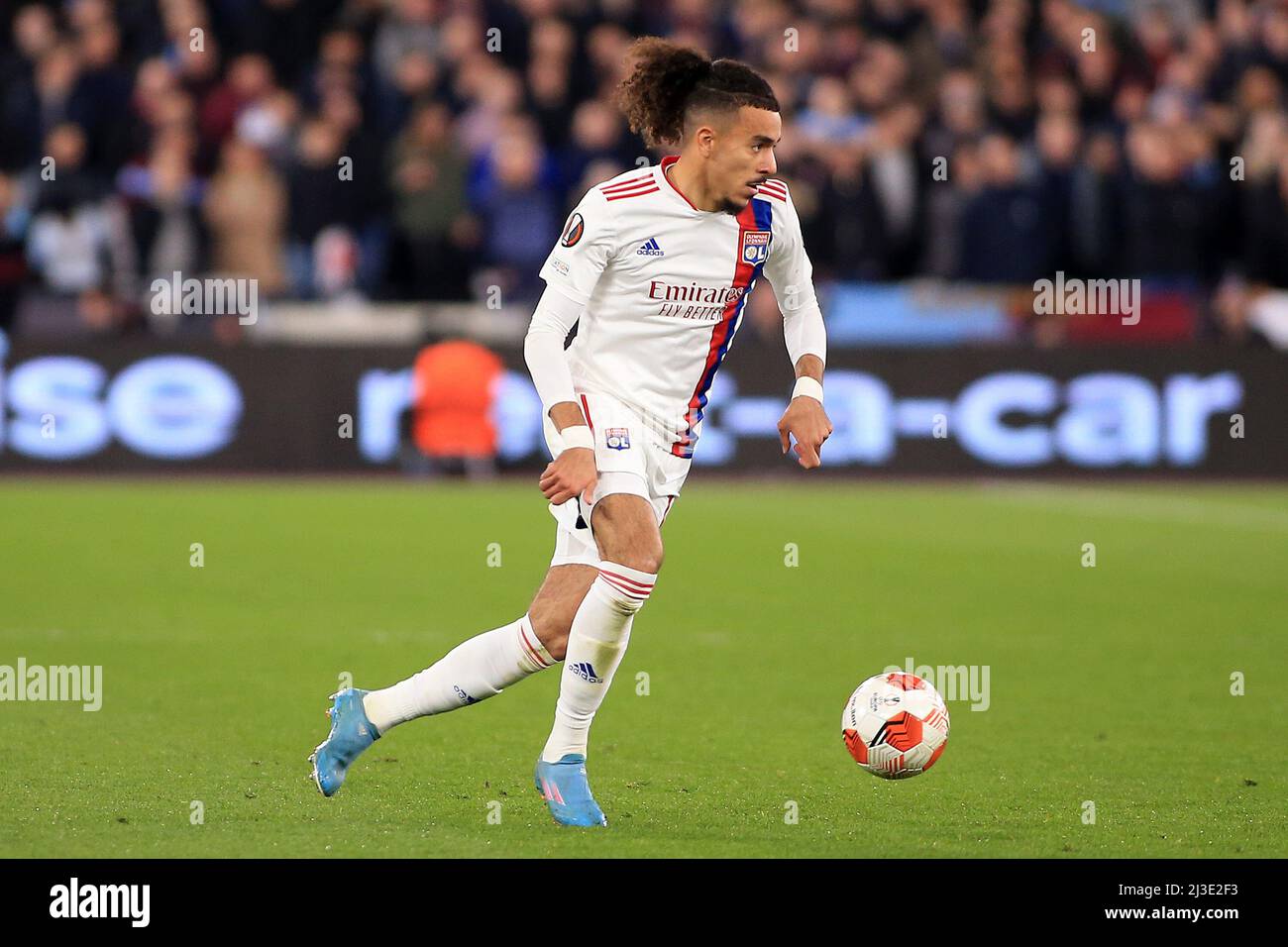 Londres, Royaume-Uni. 07th avril 2022. Malo Gusto de Lyon en action pendant le match. Match de l'UEFA Europa League, quart de finale 1st LEG, West Ham Utd / Lyon au stade de Londres, Parc olympique Queen Elizabeth à Londres, le jeudi 7th avril 2022. Cette image ne peut être utilisée qu'à des fins éditoriales. Utilisation éditoriale uniquement, licence requise pour une utilisation commerciale. Aucune utilisation dans les Paris, les jeux ou les publications d'un seul club/ligue/joueur. photo par Steffan Bowen/Andrew Orchard sports photographie/Alay Live news crédit: Andrew Orchard sports photographie/Alay Live News Banque D'Images