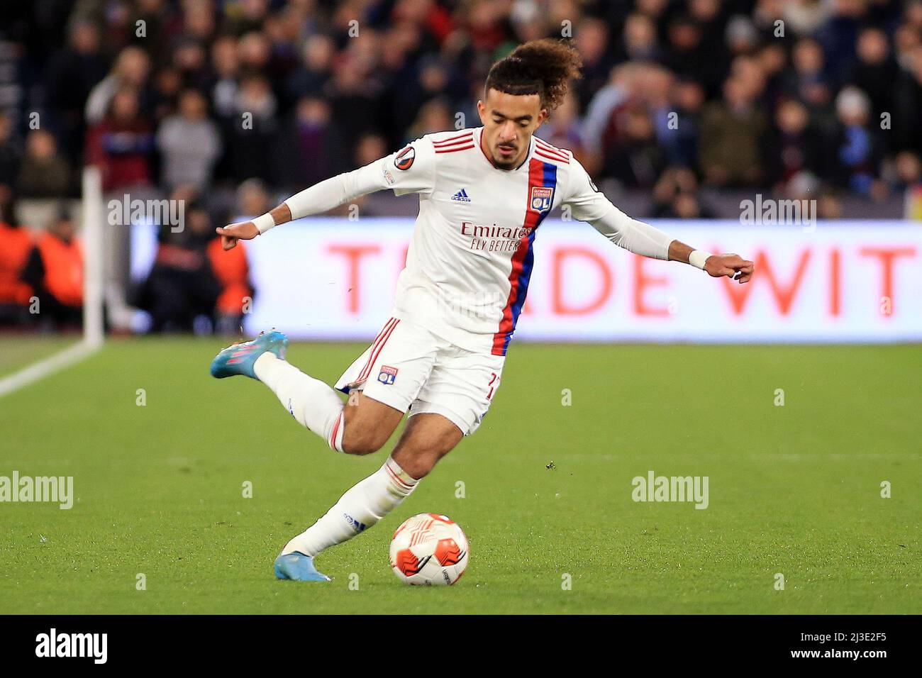 Londres, Royaume-Uni. 07th avril 2022. Malo Gusto de Lyon en action pendant le match. Match de l'UEFA Europa League, quart de finale 1st LEG, West Ham Utd / Lyon au stade de Londres, Parc olympique Queen Elizabeth à Londres, le jeudi 7th avril 2022. Cette image ne peut être utilisée qu'à des fins éditoriales. Utilisation éditoriale uniquement, licence requise pour une utilisation commerciale. Aucune utilisation dans les Paris, les jeux ou les publications d'un seul club/ligue/joueur. photo par Steffan Bowen/Andrew Orchard sports photographie/Alay Live news crédit: Andrew Orchard sports photographie/Alay Live News Banque D'Images
