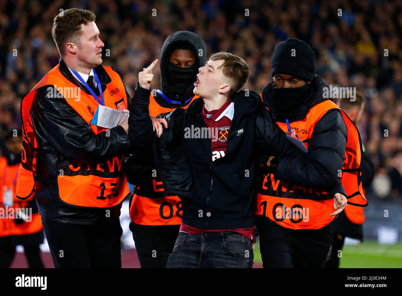 Londres, Royaume-Uni. 07th avril 2022. Un fan de West Ham United fait des gestes aux fans dans les tribunes alors qu'il est boosté après avoir envahi le terrain lors du match de la finale du quart de l'UEFA Europa League entre West Ham United et Lyon au stade de Londres, le 7th 2022 avril à Londres, en Angleterre. (Photo de Daniel Chesterton/phcimages.com) Credit: PHC Images/Alamy Live News Banque D'Images