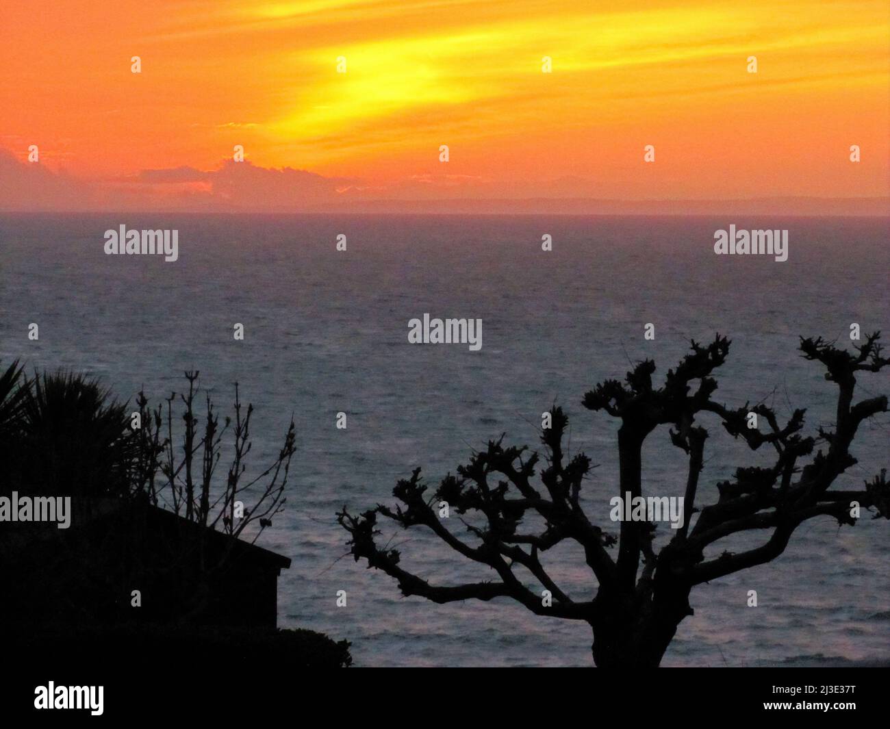 La baie de Lyme. 7th avril 2022. Météo Royaume-Uni. Coucher de soleil coloré sur la baie de Lyme à Dorset. Crédit : stuart fretwell/Alay Live News Banque D'Images
