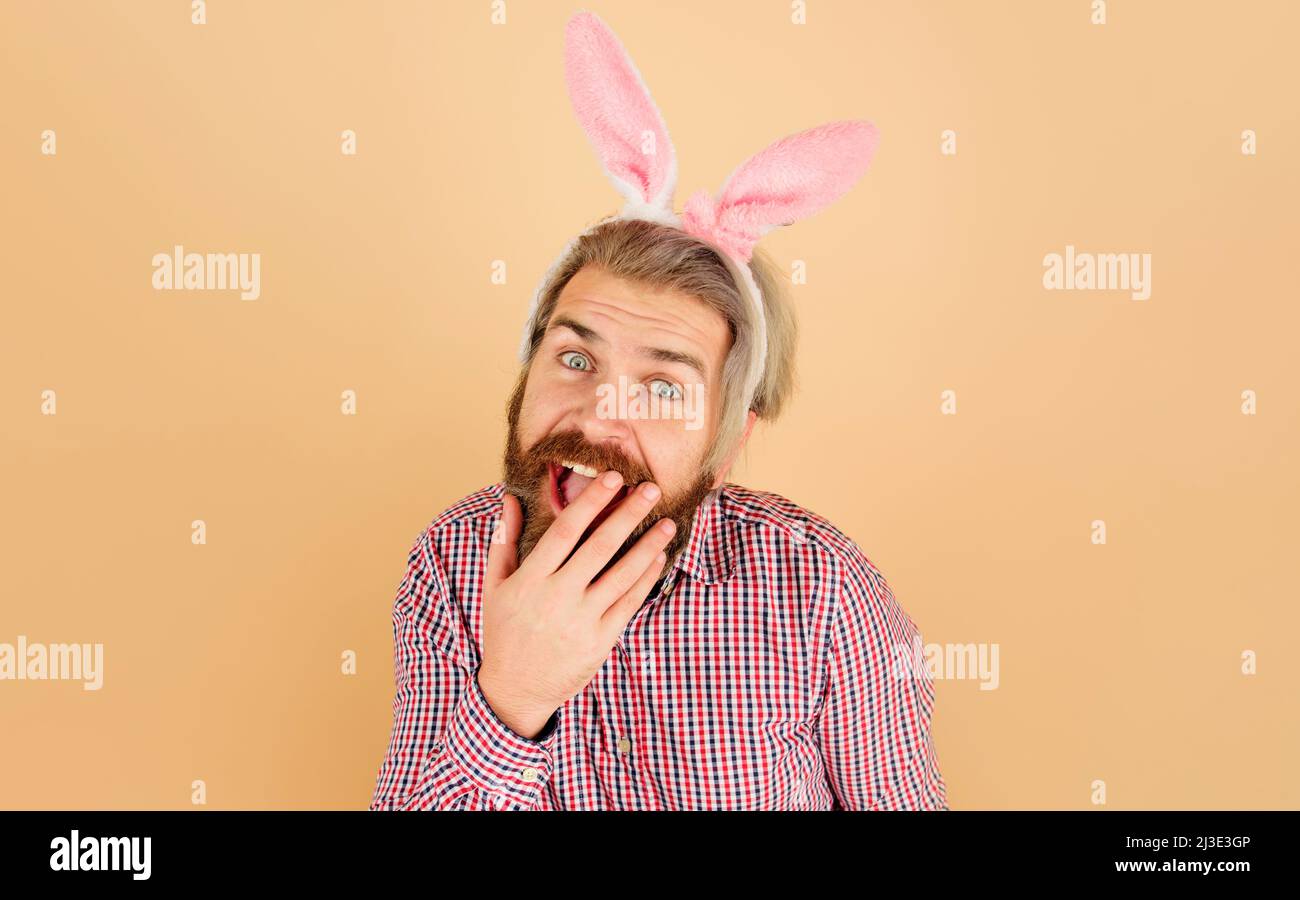Fête de Pâques. Un gars à barbe surpris dans des oreilles de lapin. Lapin homme. Fête de Pâques. Banque D'Images