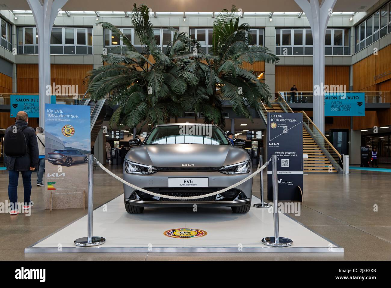 LYON, FRANCE, 7 avril 2022 : le salon de l'automobile de Lyon se tient à Eurexpo. Les nouveaux moteurs, plus propres, plus silencieux, sont les stars de cette nouvelle édition. Banque D'Images