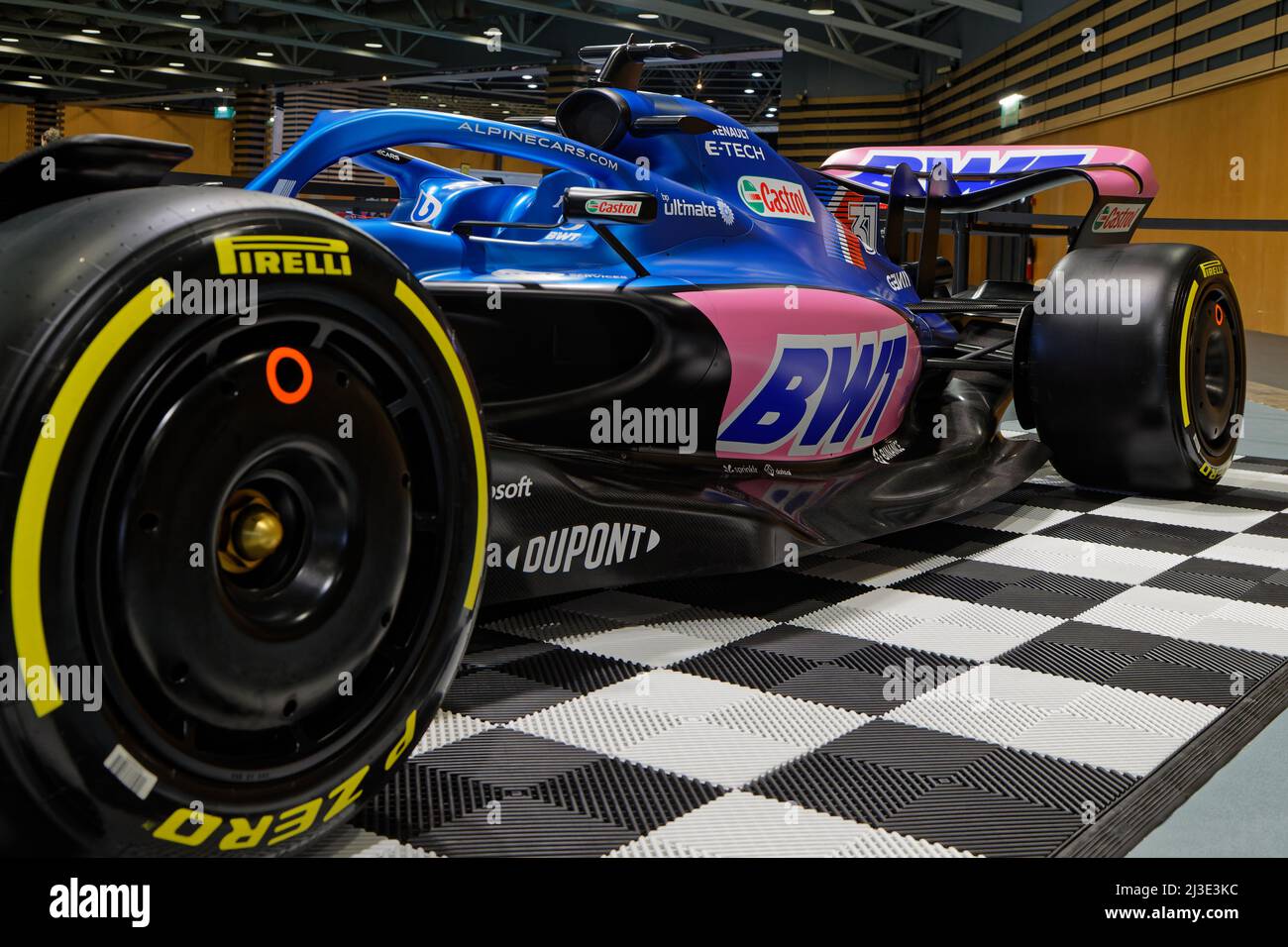 LYON, FRANCE, 7 avril 2022 : le salon de l'automobile de Lyon se tient à Eurexpo. Pour la deuxième fois seulement en France, un plateau exceptionnel de voitures de course alpines est de g. Banque D'Images