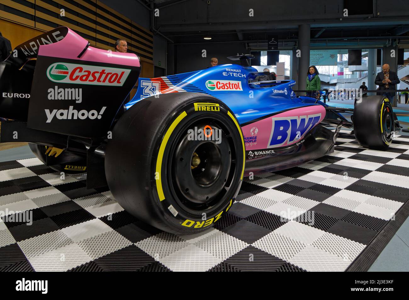 LYON, FRANCE, 7 avril 2022 : le salon de l'automobile de Lyon se tient à Eurexpo. Pour la deuxième fois seulement en France, un plateau exceptionnel de voitures de course alpines est de g. Banque D'Images
