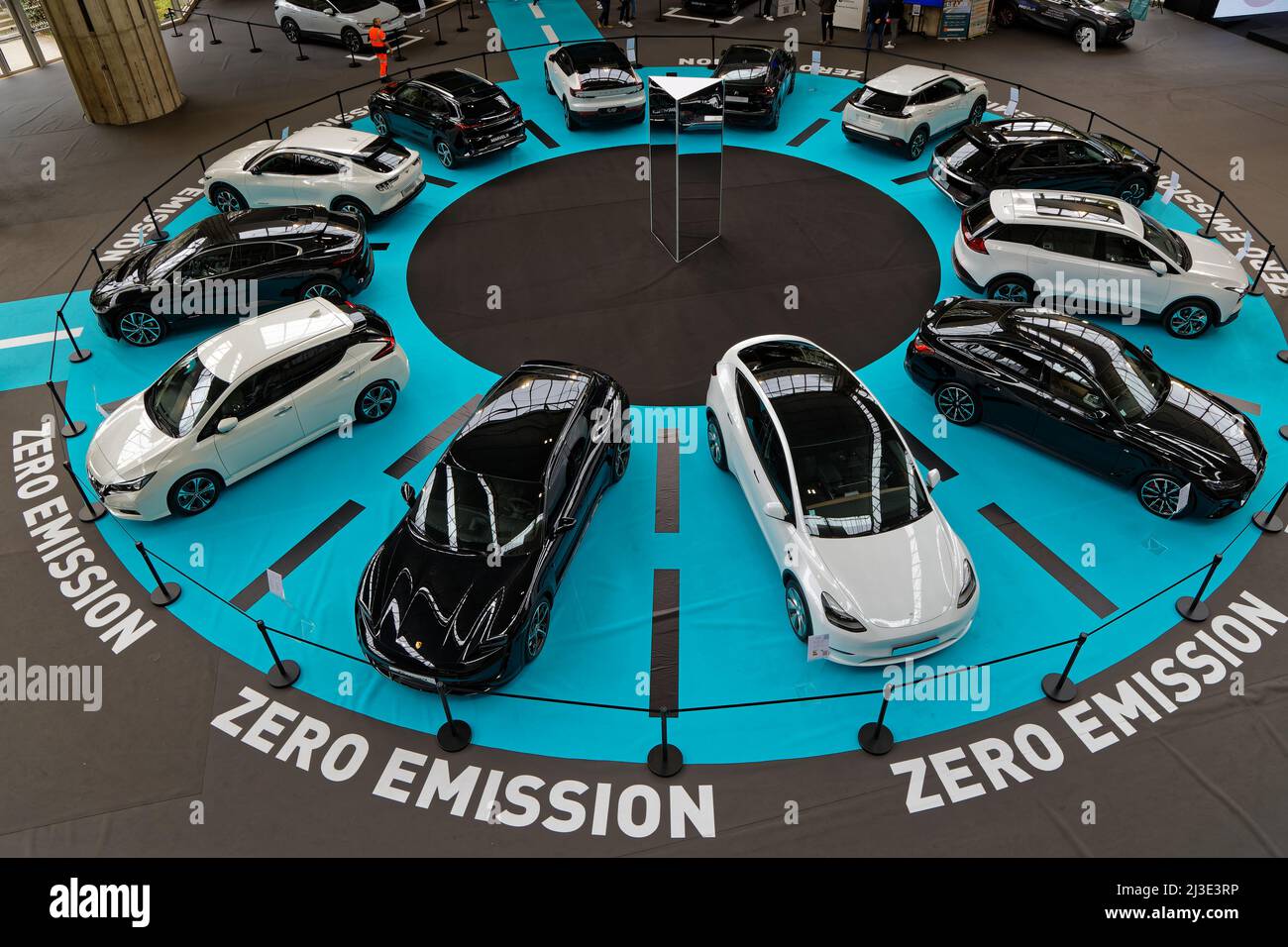 LYON, FRANCE, 7 avril 2022 : depuis l'entrée du salon de l'automobile de Lyon, nous sommes accueillis par 25 modèles, de la petite voiture urbaine à la voiture prestige, avant Banque D'Images