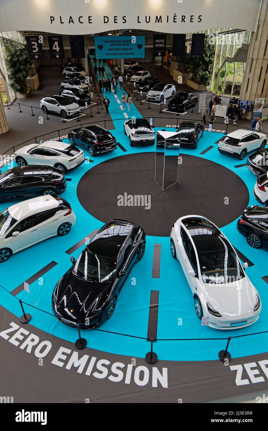 LYON, FRANCE, 7 avril 2022 : depuis l'entrée du salon de l'automobile de Lyon, nous sommes accueillis par 25 modèles, de la petite voiture urbaine à la voiture prestige, avant Banque D'Images