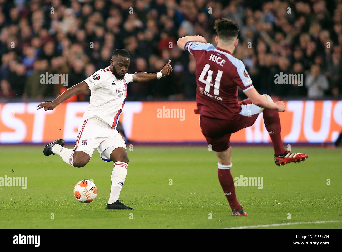 Londres, Royaume-Uni. 07th avril 2022. Tanguy Ndombele de Lyon (L) prend un coup de feu au but. Match de l'UEFA Europa League, quart de finale 1st LEG, West Ham Utd / Lyon au stade de Londres, Parc olympique Queen Elizabeth à Londres, le jeudi 7th avril 2022. Cette image ne peut être utilisée qu'à des fins éditoriales. Utilisation éditoriale uniquement, licence requise pour une utilisation commerciale. Aucune utilisation dans les Paris, les jeux ou les publications d'un seul club/ligue/joueur. photo par Steffan Bowen/Andrew Orchard sports photographie/Alay Live news crédit: Andrew Orchard sports photographie/Alay Live News Banque D'Images