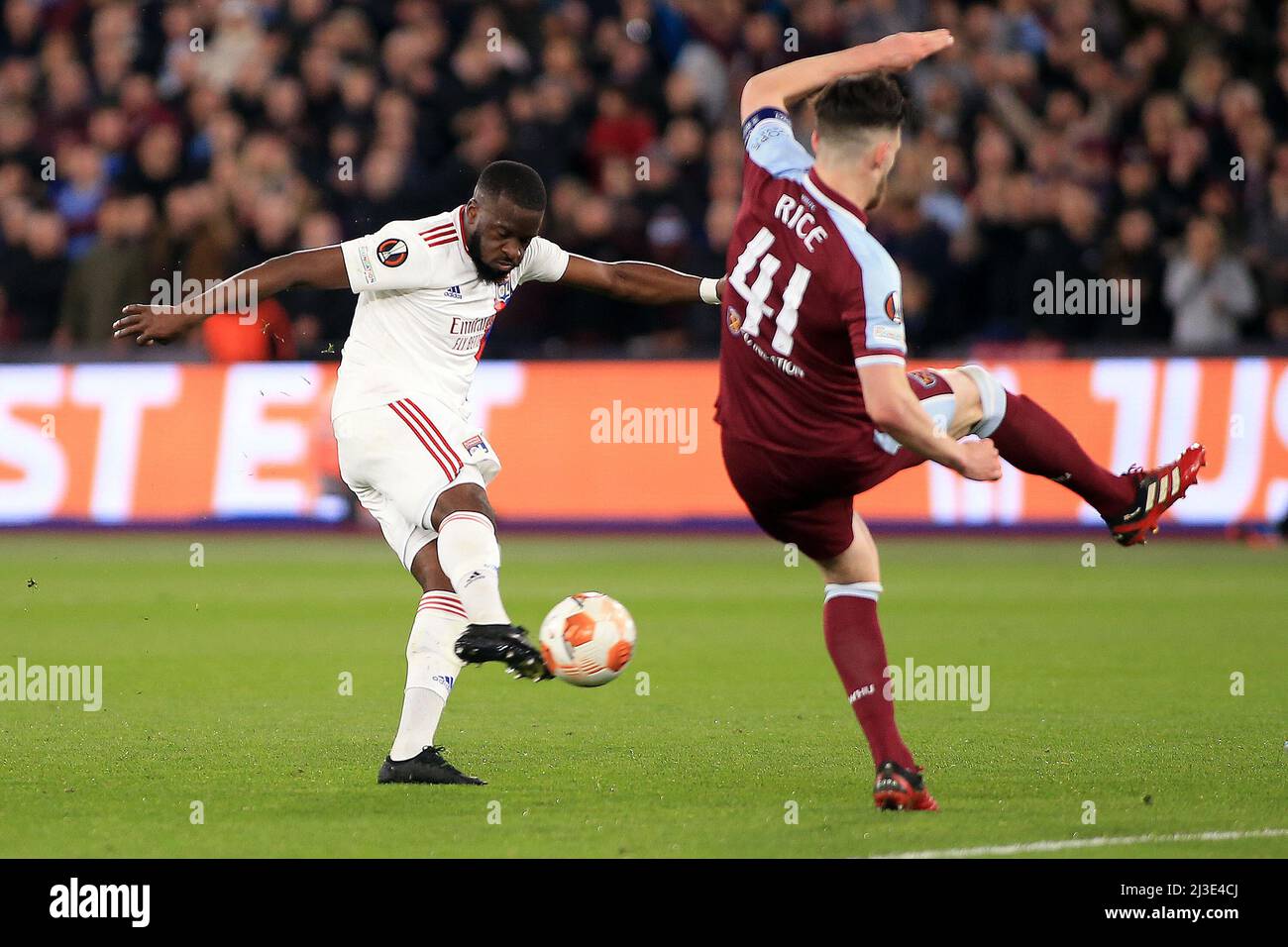 Londres, Royaume-Uni. 07th avril 2022. Tanguy Ndombele de Lyon (L) prend un coup de feu au but. Match de l'UEFA Europa League, quart de finale 1st LEG, West Ham Utd / Lyon au stade de Londres, Parc olympique Queen Elizabeth à Londres, le jeudi 7th avril 2022. Cette image ne peut être utilisée qu'à des fins éditoriales. Utilisation éditoriale uniquement, licence requise pour une utilisation commerciale. Aucune utilisation dans les Paris, les jeux ou les publications d'un seul club/ligue/joueur. photo par Steffan Bowen/Andrew Orchard sports photographie/Alay Live news crédit: Andrew Orchard sports photographie/Alay Live News Banque D'Images