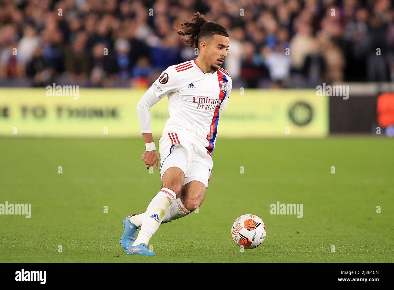 Londres, Royaume-Uni. 07th avril 2022. Malo Gusto de Lyon en action pendant le match. Match de l'UEFA Europa League, quart de finale 1st LEG, West Ham Utd / Lyon au stade de Londres, Parc olympique Queen Elizabeth à Londres, le jeudi 7th avril 2022. Cette image ne peut être utilisée qu'à des fins éditoriales. Utilisation éditoriale uniquement, licence requise pour une utilisation commerciale. Aucune utilisation dans les Paris, les jeux ou les publications d'un seul club/ligue/joueur. photo par Steffan Bowen/Andrew Orchard sports photographie/Alay Live news crédit: Andrew Orchard sports photographie/Alay Live News Banque D'Images
