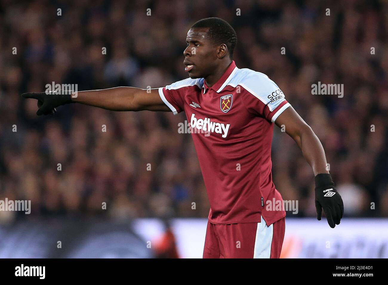 Londres, Royaume-Uni. 07th avril 2022. Kurt Zouma de West Ham United regarde. Match de l'UEFA Europa League, quart de finale 1st LEG, West Ham Utd / Lyon au stade de Londres, Parc olympique Queen Elizabeth à Londres, le jeudi 7th avril 2022. Cette image ne peut être utilisée qu'à des fins éditoriales. Utilisation éditoriale uniquement, licence requise pour une utilisation commerciale. Aucune utilisation dans les Paris, les jeux ou les publications d'un seul club/ligue/joueur. photo par Steffan Bowen/Andrew Orchard sports photographie/Alay Live news crédit: Andrew Orchard sports photographie/Alay Live News Banque D'Images