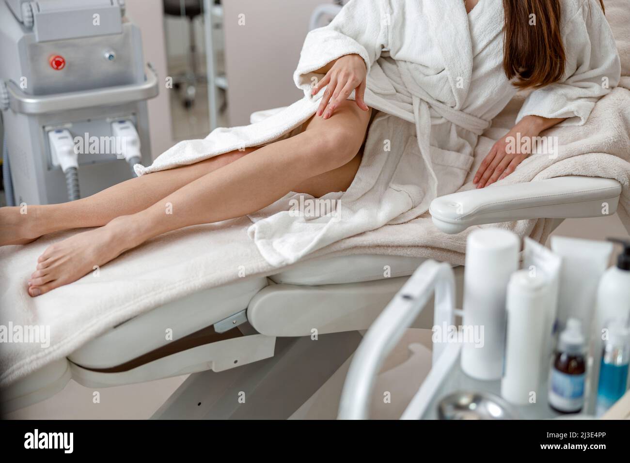 Parfait jambes douces de femme dans le centre de spa après les procédures de beauté Banque D'Images