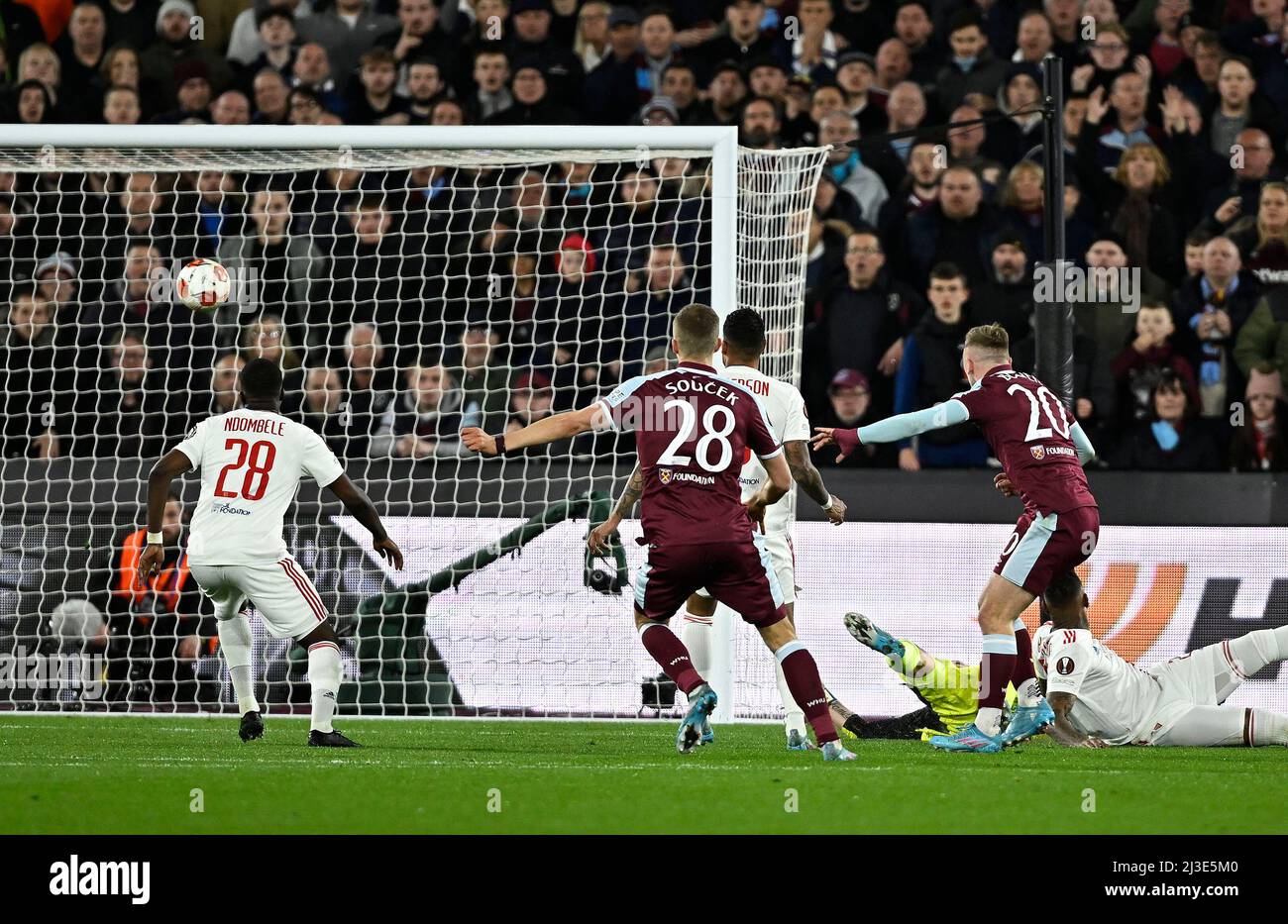 Londres, Royaume-Uni. 6th avril 2022. Jarrod Bowen (West Ham) marque le premier but de West Ham lors du match final du West Ham contre l'Olympique Lyonnais de l'UEFA Europa League Quarter au London Stadium, Stratford, Londres, Royaume-Uni. Crédit : MARTIN DALTON/Alay Live News Banque D'Images