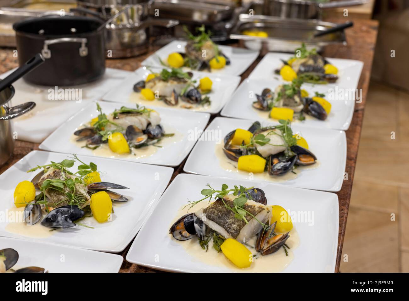 Des plats sont servis dans une cuisine commerciale pour un événement Banque D'Images