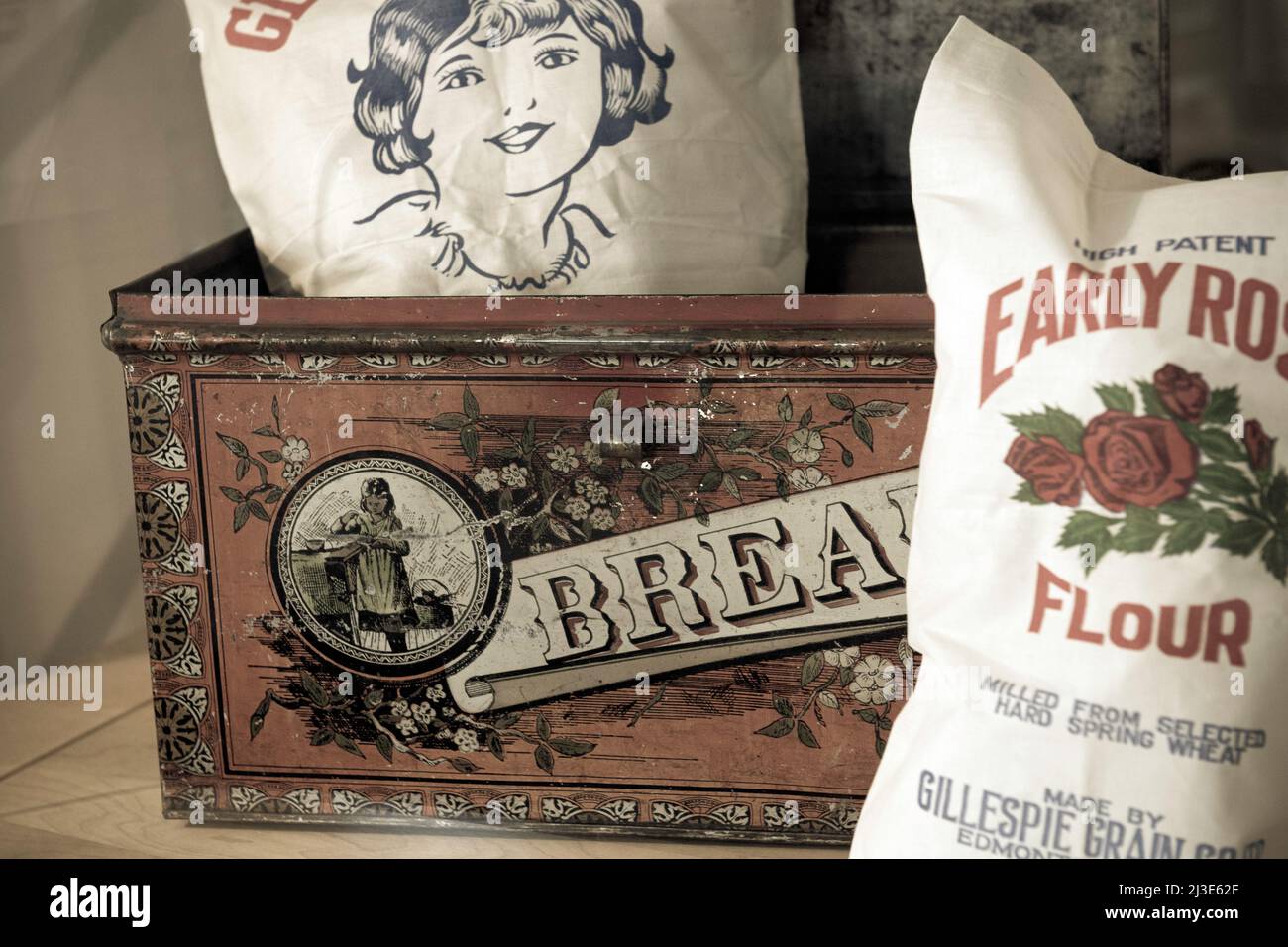 Sac de farine d'époque et matériel de fabrication de pain en 1920s ou 1930s Banque D'Images