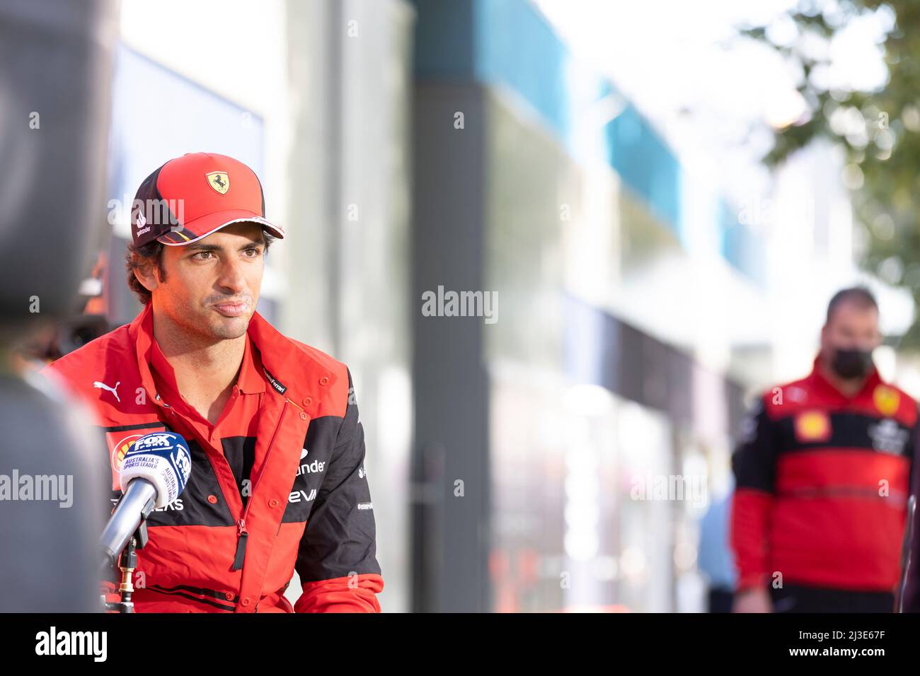 Melbourne, Australie. 07th avril 2022. Carlos Sainz d'Espagne et Ferrari donnent des interviews dans le paddock avant le Grand Prix d'Australie 2022 sur le circuit du Grand Prix d'Albert Park crédit: SOPA Images Limited/Alamy Live News Banque D'Images