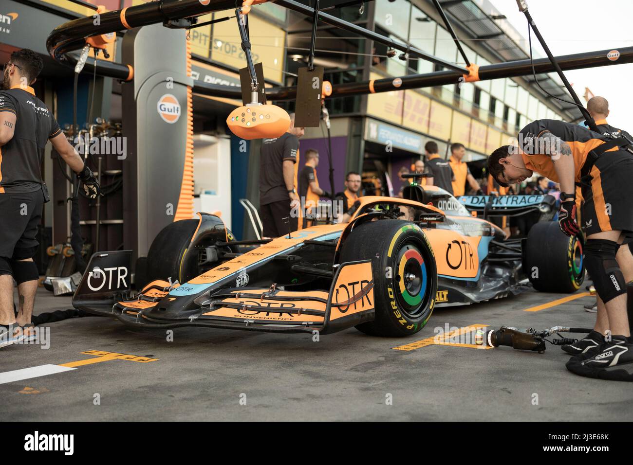 Melbourne, Australie. 07th avril 2022. Arrêtez-vous à la fosse sur la piste  de la McLaren F1 Team avec la MCL36 devant le Grand Prix d'Australie 2022  sur le circuit du Grand Prix