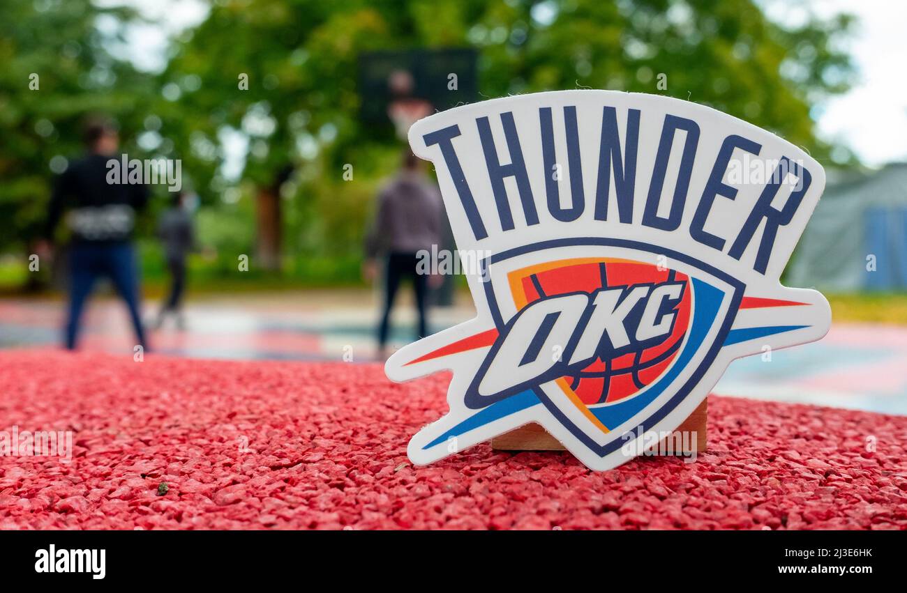 15 septembre 2021, Oklahoma City, USA, emblème du club de basket-ball Oklahoma City Thunder sur le terrain de sport. Banque D'Images