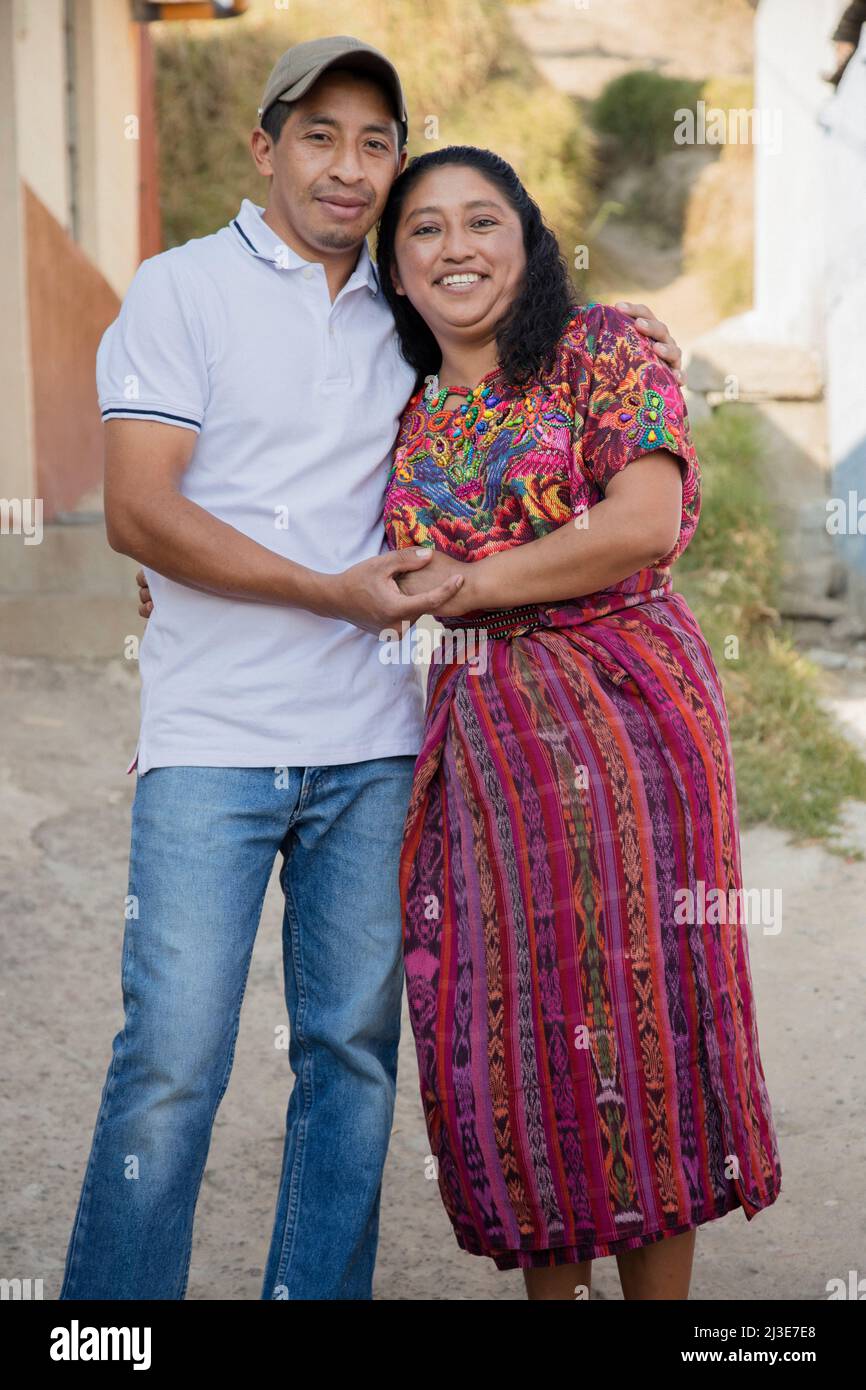 Heureux couple hispanique dans le village - couple guatémaltèque avec costume maya typique Banque D'Images