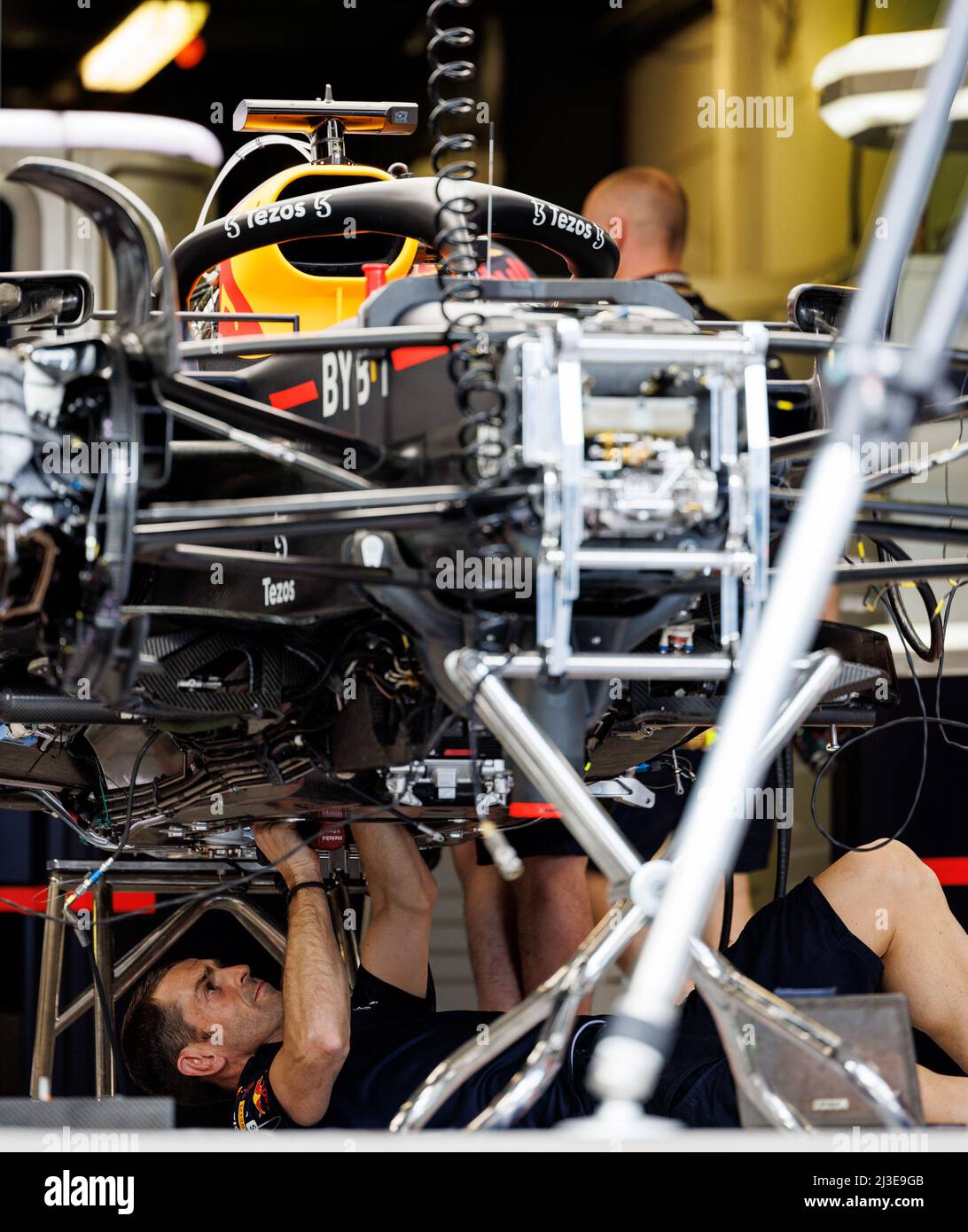 MELBOURNE, AUSTRALIE, circuit Albert Park Grand Prix, 7. Avril : travaux de mécanique de Red Bull sur la voiture de Max Verstappen (NED) pendant le Grand Prix de Formule 1 d'Australie au circuit du Grand Prix d'Albert Park sur 7. Avril 2022. Banque D'Images